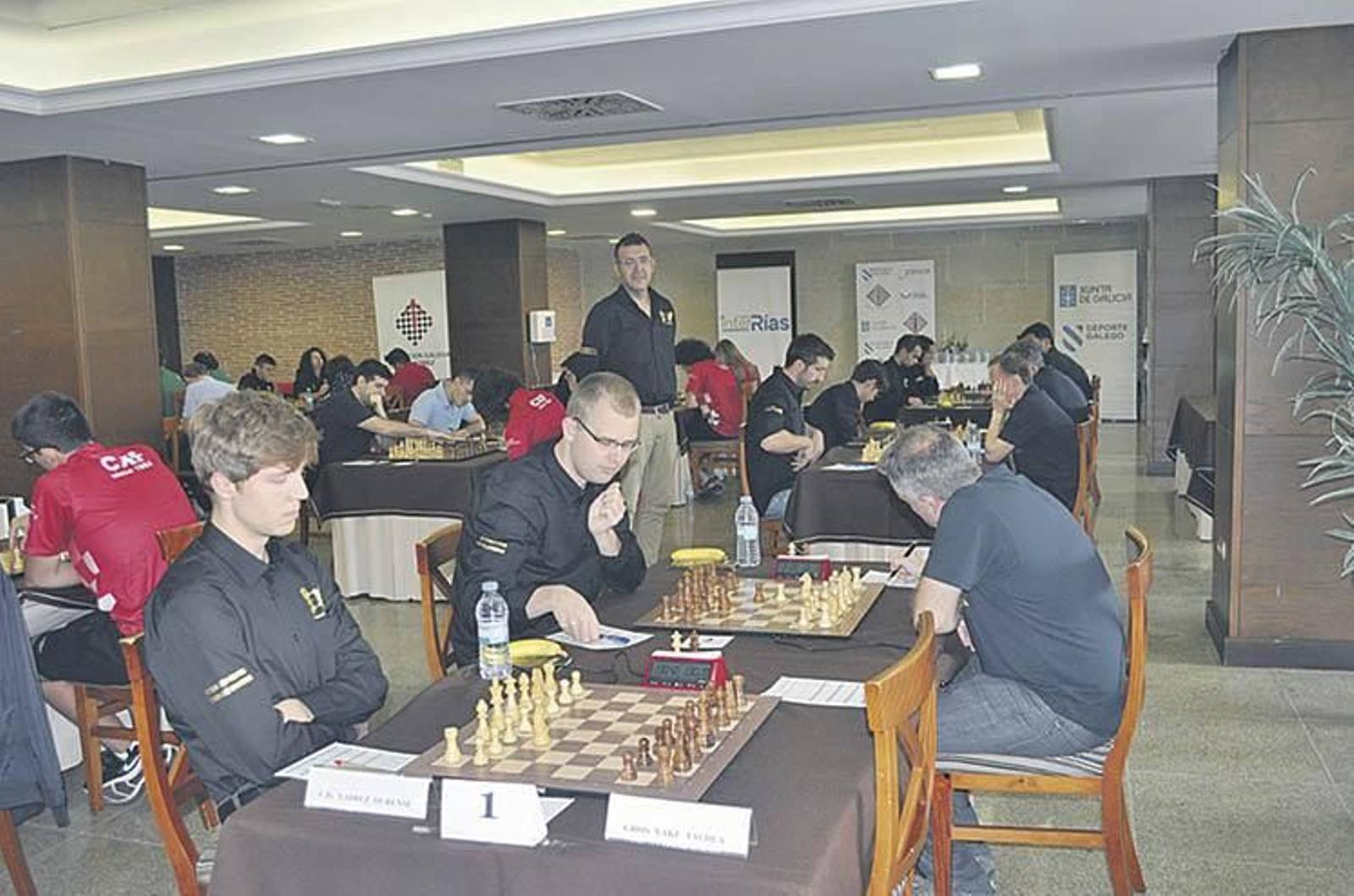 El enfrentamiento de ayer entre el Xadrez Ourense (izquierda) y el Collado Villalba.