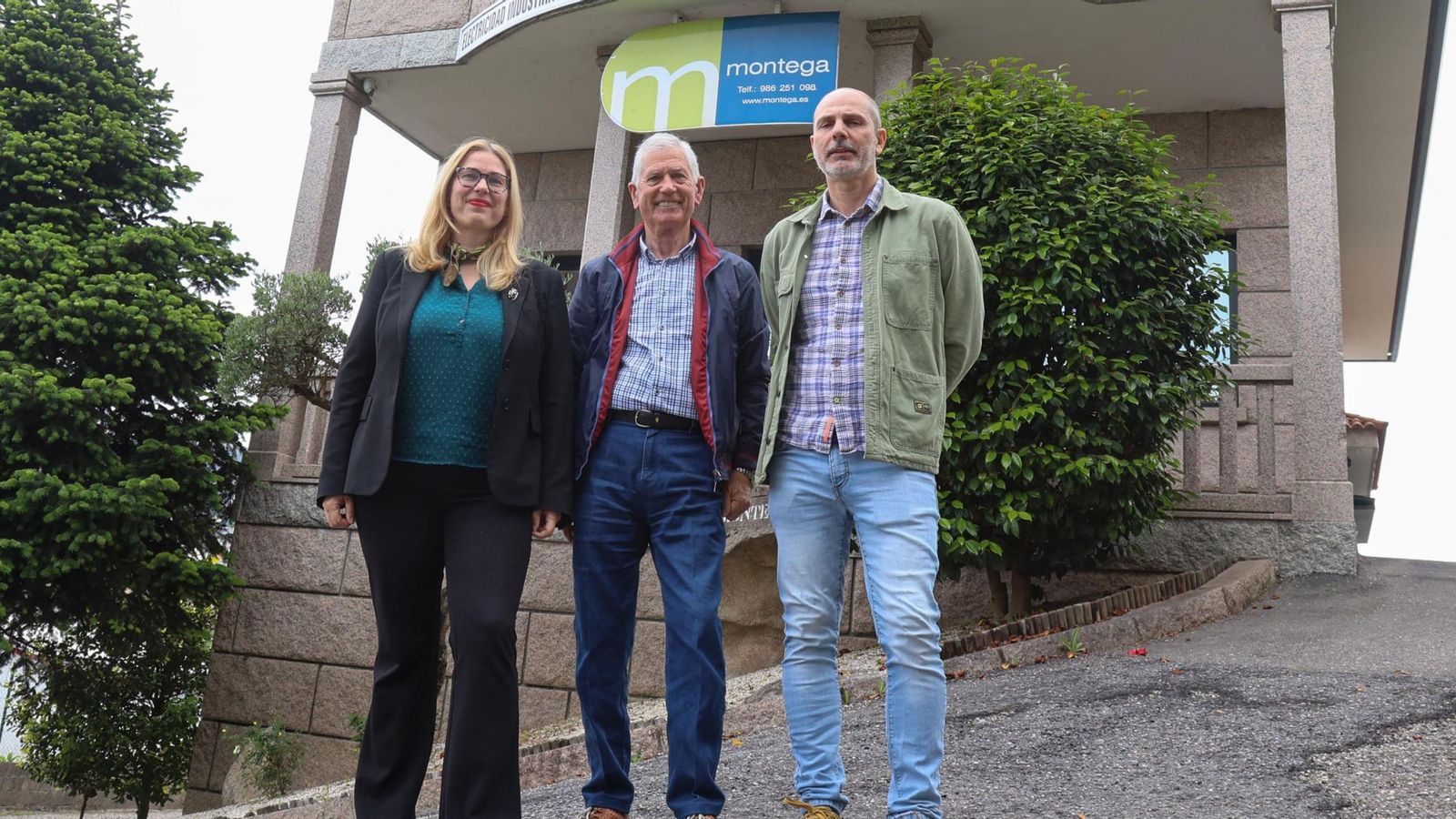 Luis Fernández, entre sus hijos Silvia y Lois, ahora al frente de Montega.