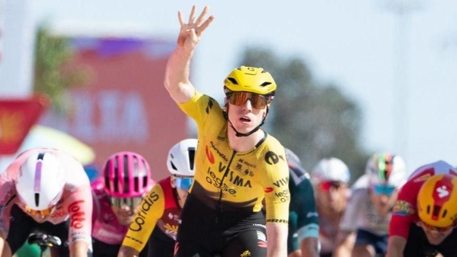 El británico Matthew Brennan celebra su ‘poker’ tras vencer la decimosexta etapa de La Vuelta España.
