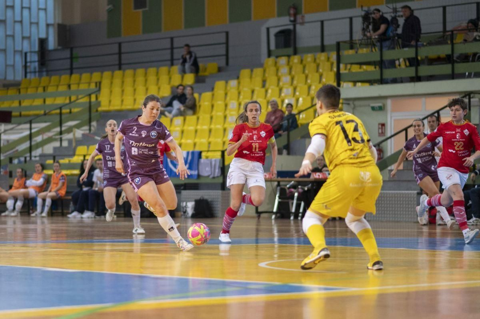 Ana Rivera encara la portería del Chiloeches en el partido jugado en Os Remedios.