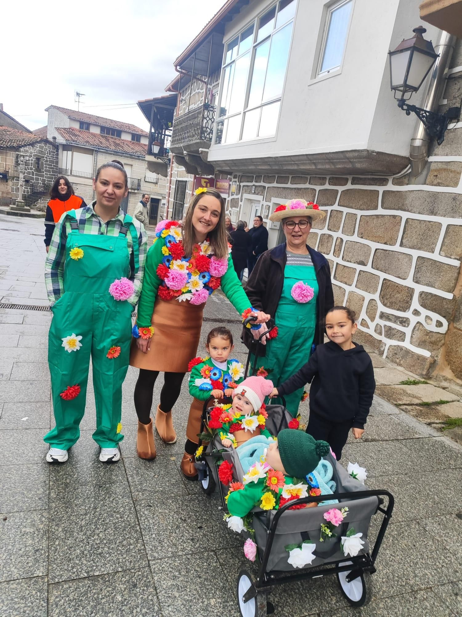 Galería | O gran desfile do Luns de Entroido en Vilardevós protagonizárono os maiores e os chocalleiros