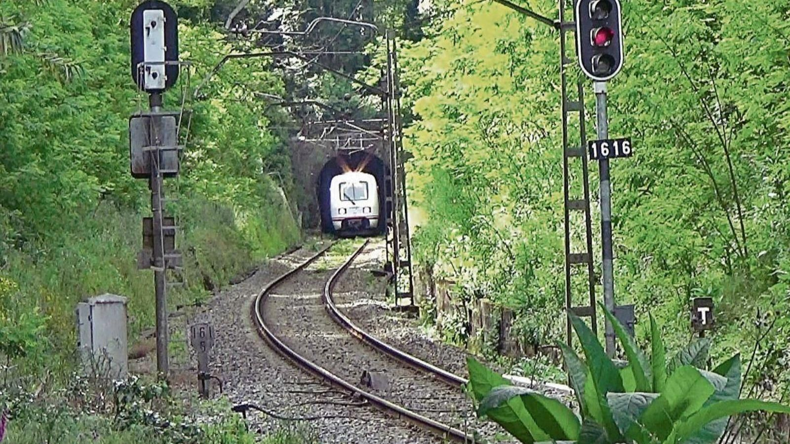 Un tren atraviesa el túnel de Os Valos
