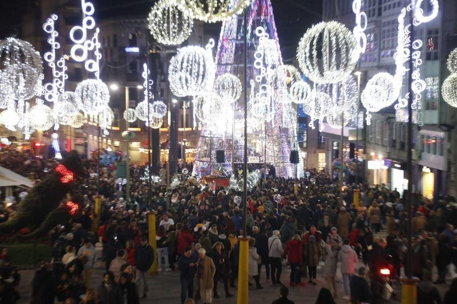 Los turistas invaden Vigo en el Puente265