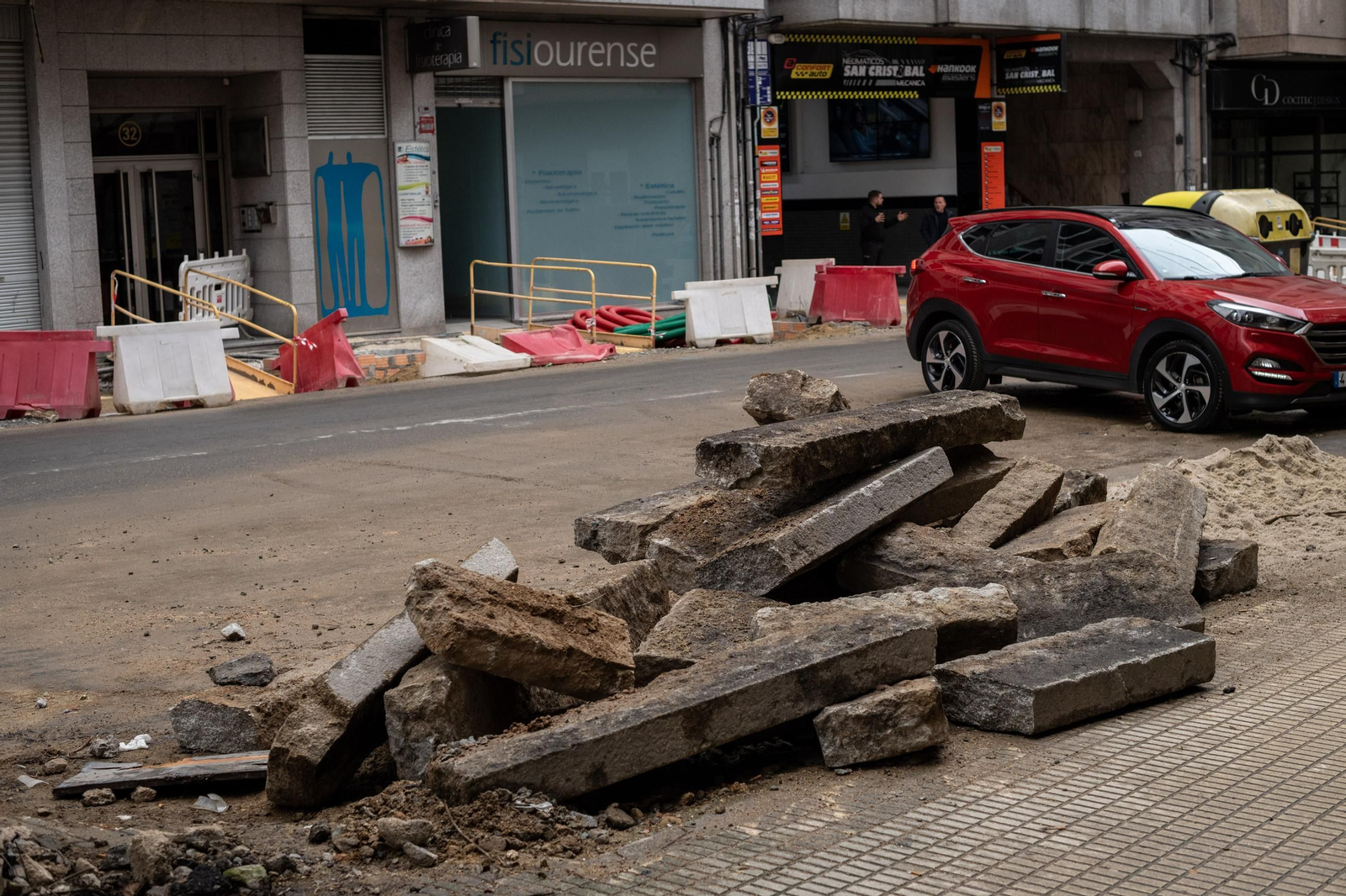Galería | Así se encuentra la Avenida de Portugal tras la paralización de las obras por impagos del Concello de Ourense