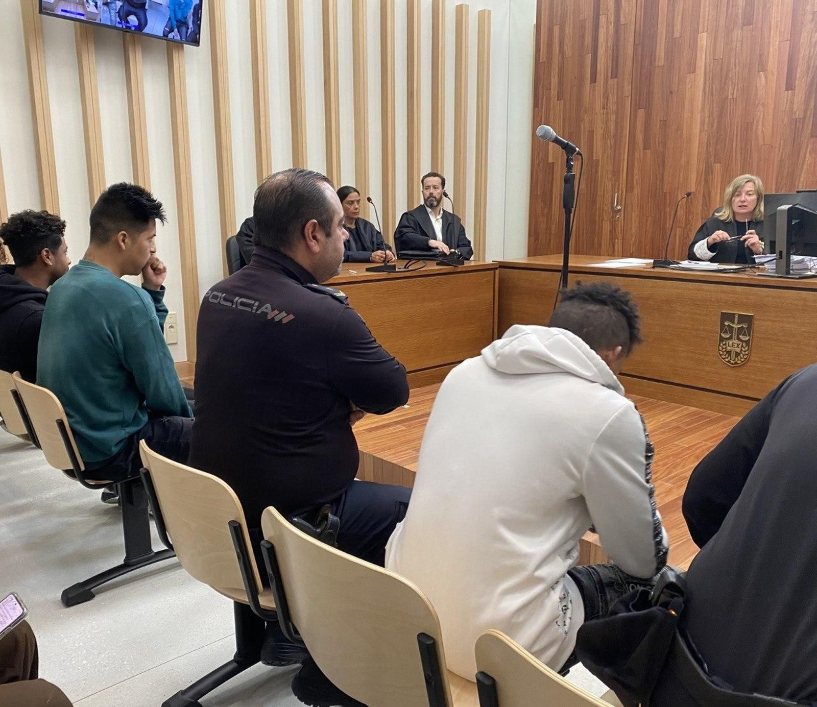 Los tres acusados, custodiados por la Policía.