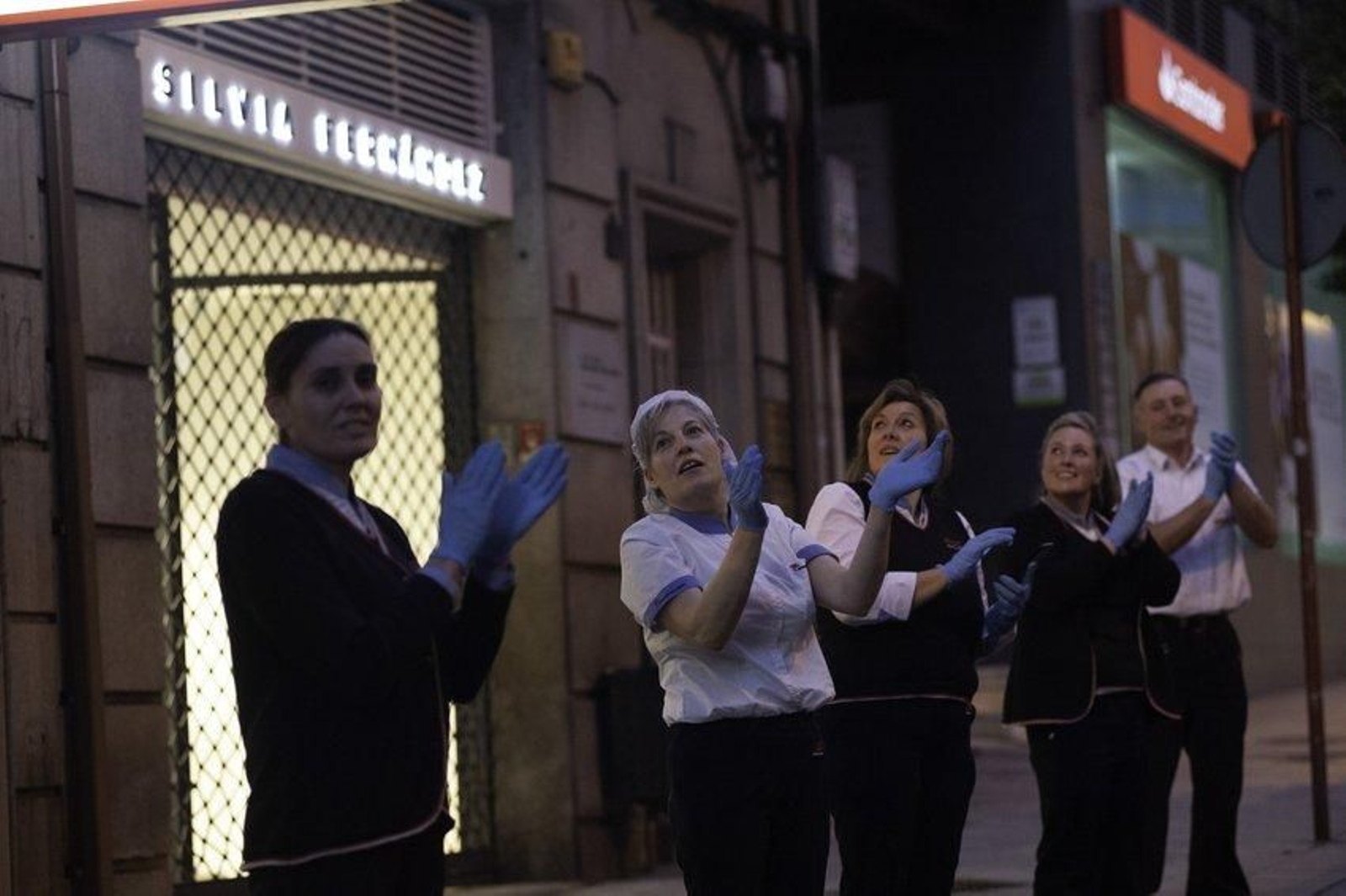 La gente aplaude su actuación desde la calle. Foto: Martiño Pinal