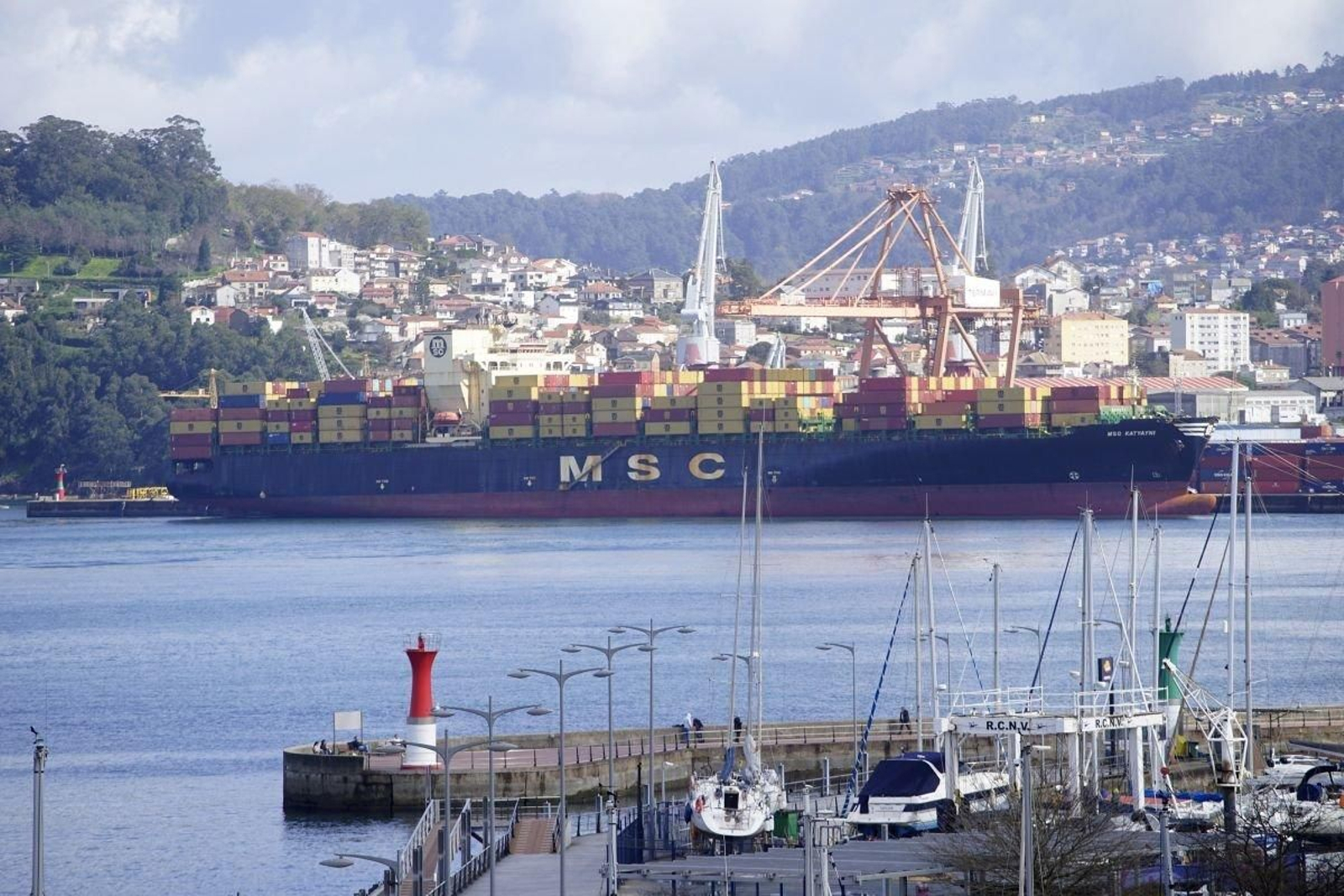El portacontenedores “MSC Katyayni”, de 275 metros de eslora, atracado ayer en Guixar tras su travesía remolcado.