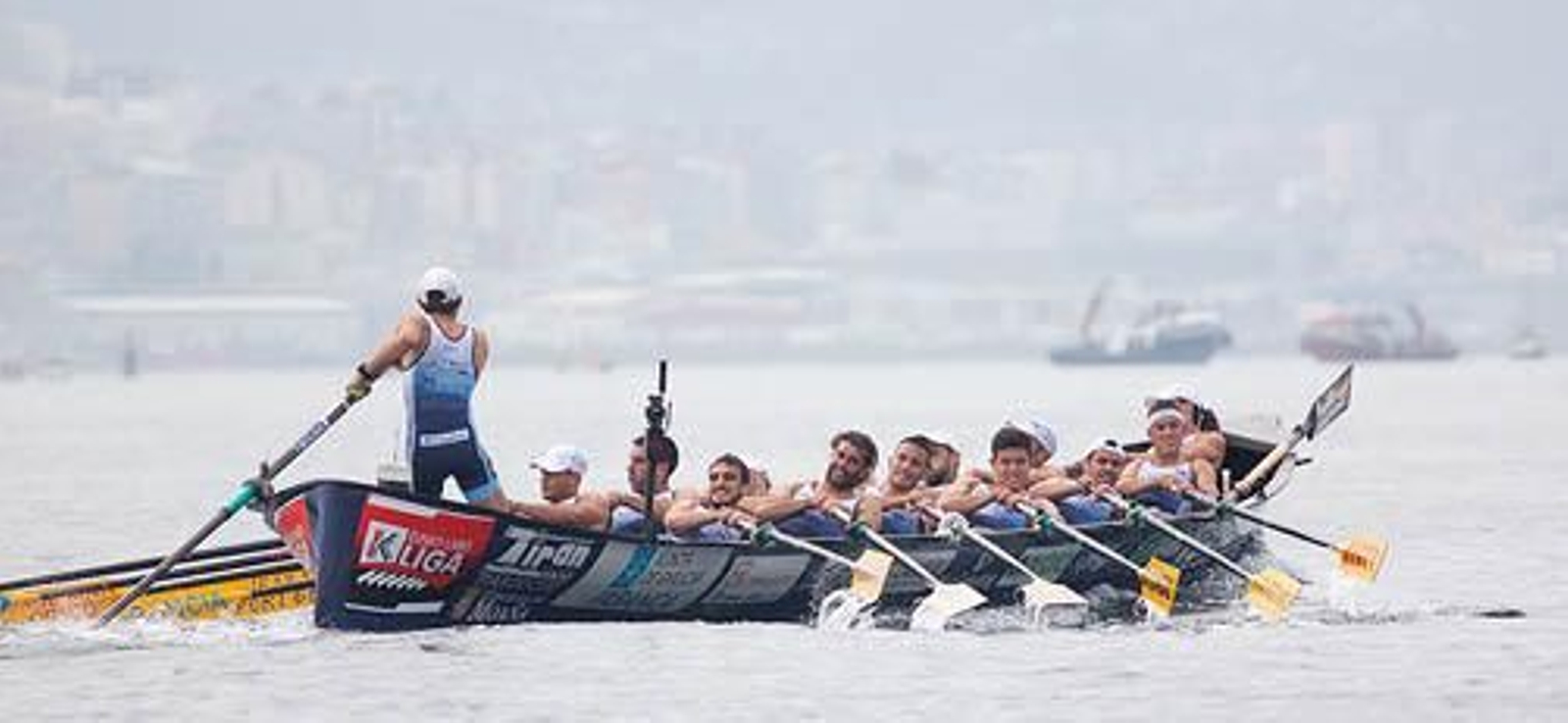 La trainera de Tirán Pereira avanza por el campo de regatas en la Bandeira Concello de Moaña disputada ayer. 

LIGA EUSKO LABEL