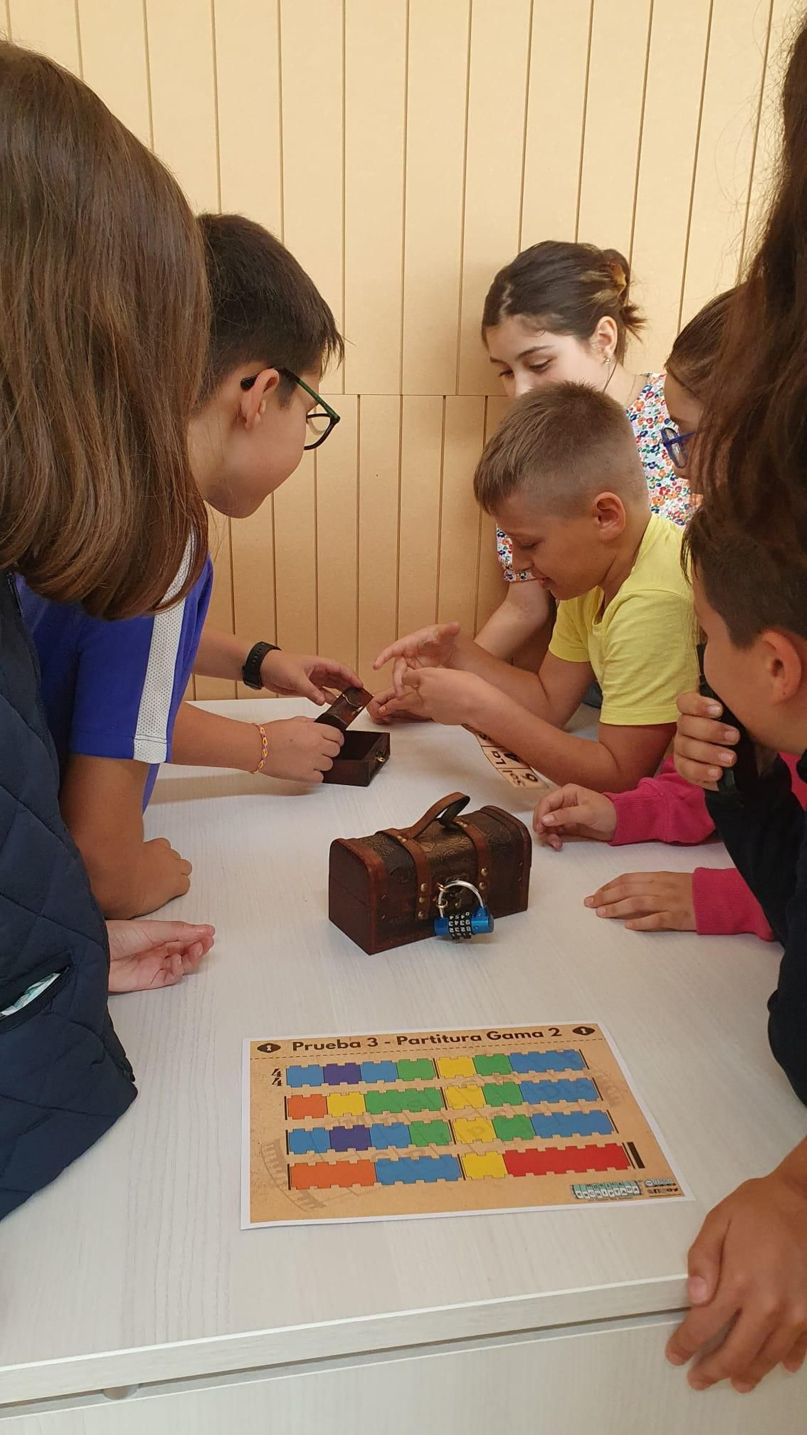 Los niños en una de las pruebas del juego de escape.