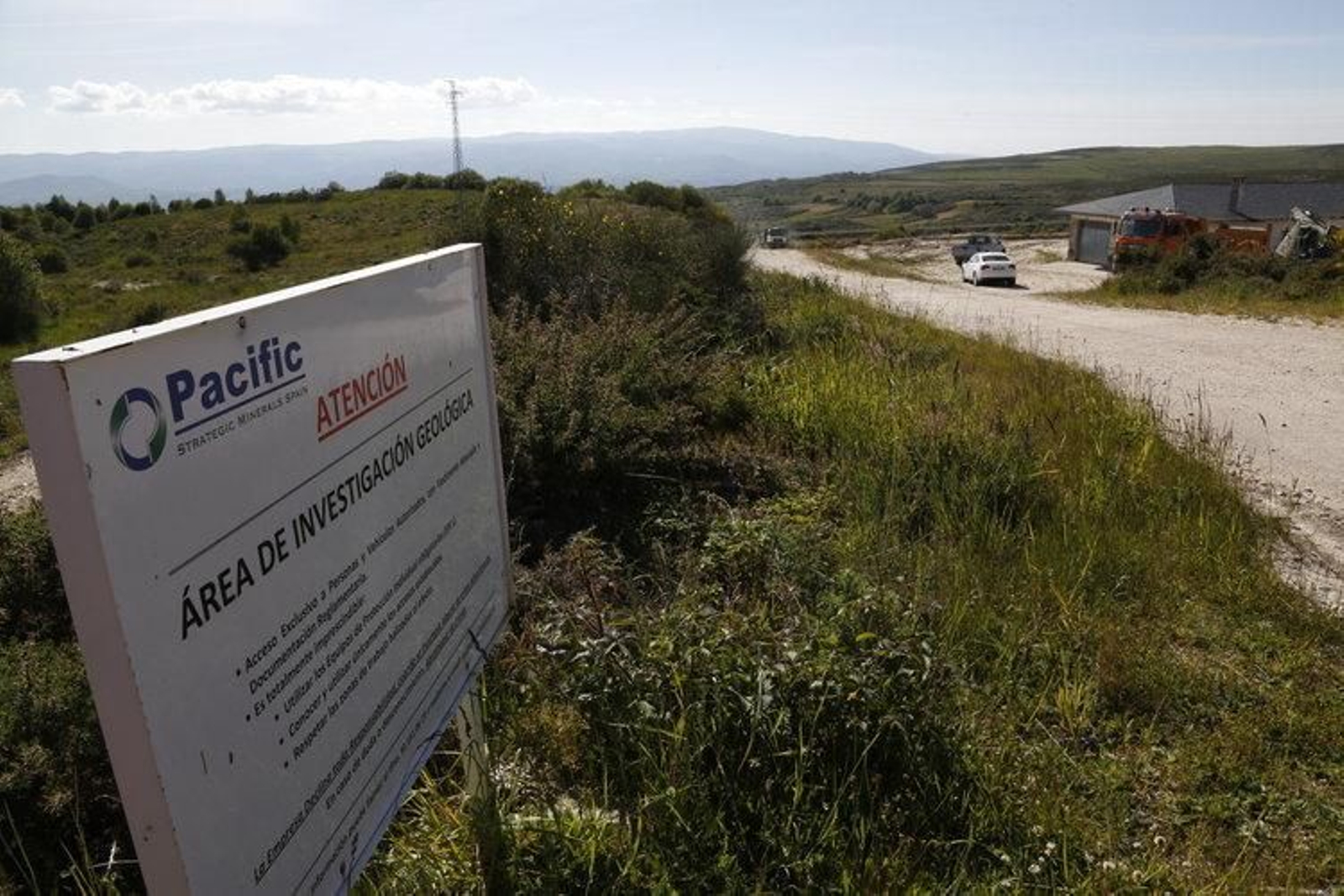 Imagen del cartel que anunciaba las investigaciones geológicas en la zona minera de Penouta.