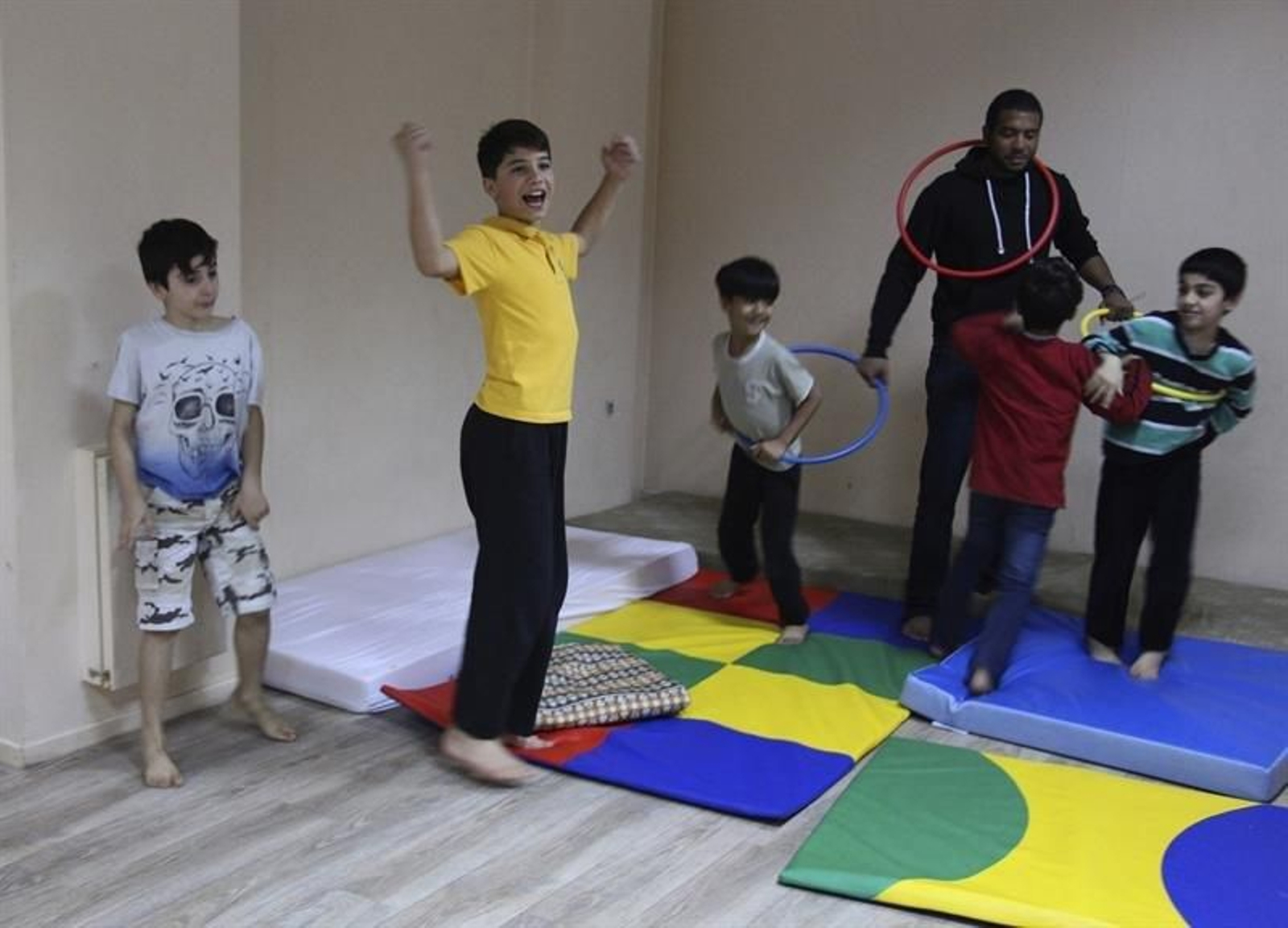 Algunos de los niños refugiados que viven en un centro griego.