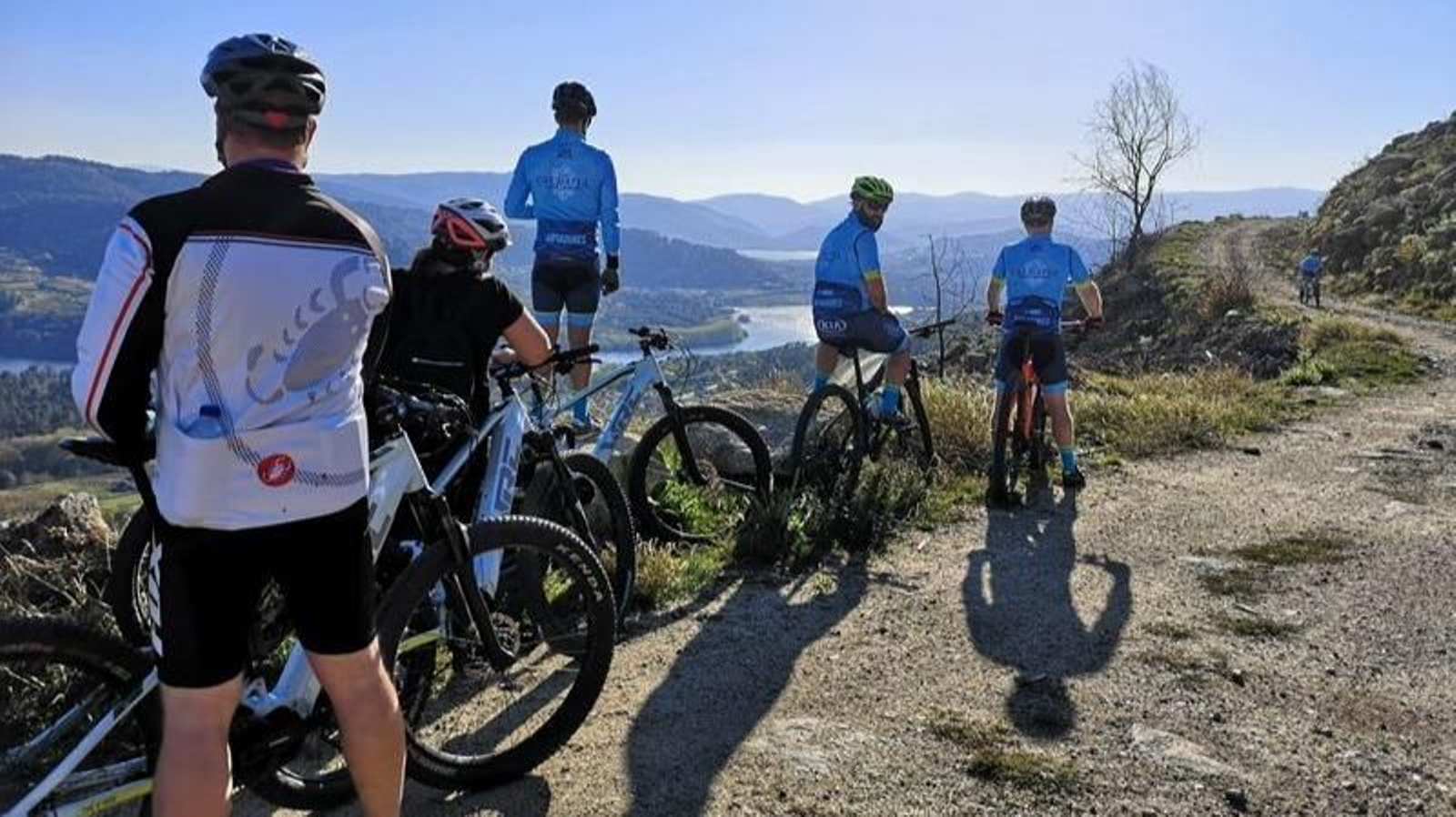 Un grupo de participantes durante el recorrido próximo de O Ribeiro a San Amaro.