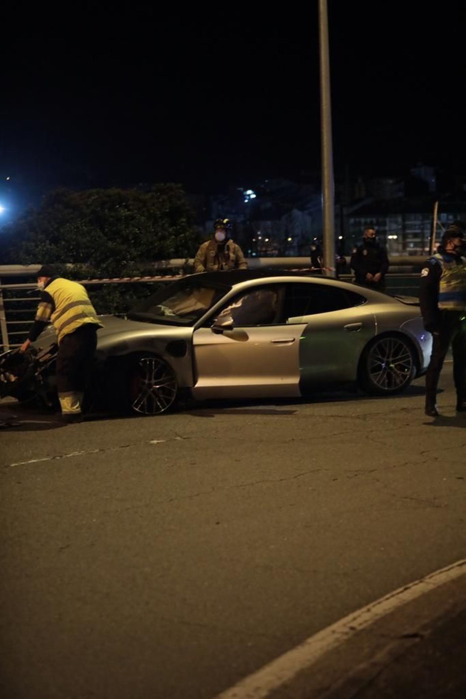 El coche accidentado en Ourense (JOSÉ PAZ)