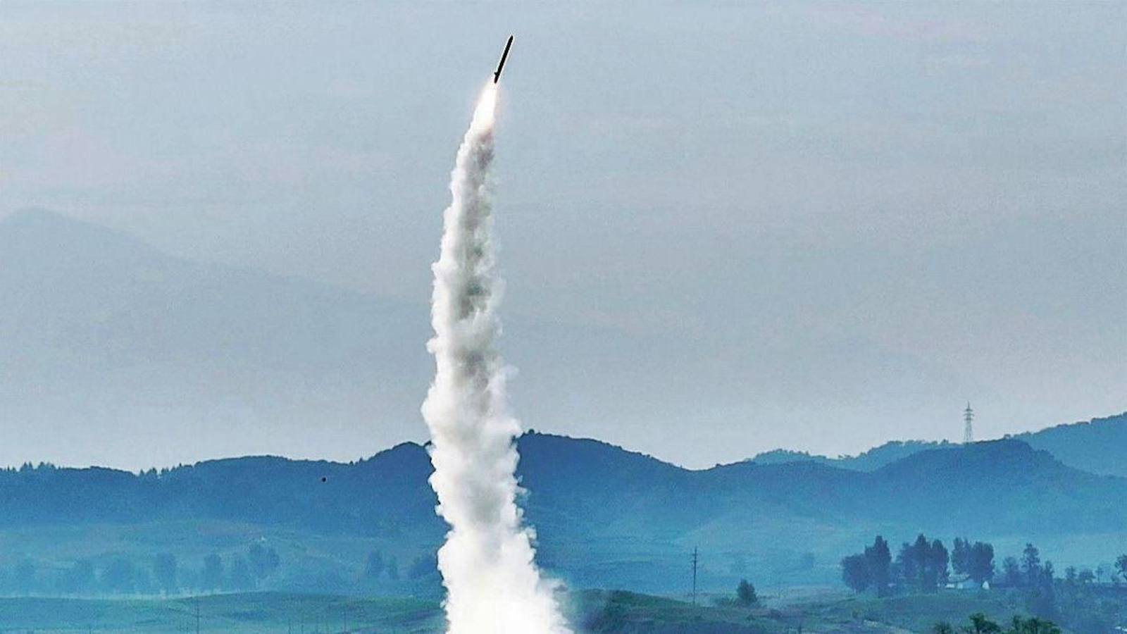 Lanzamiento de un misil norcoreano durante un ejercicio militar.