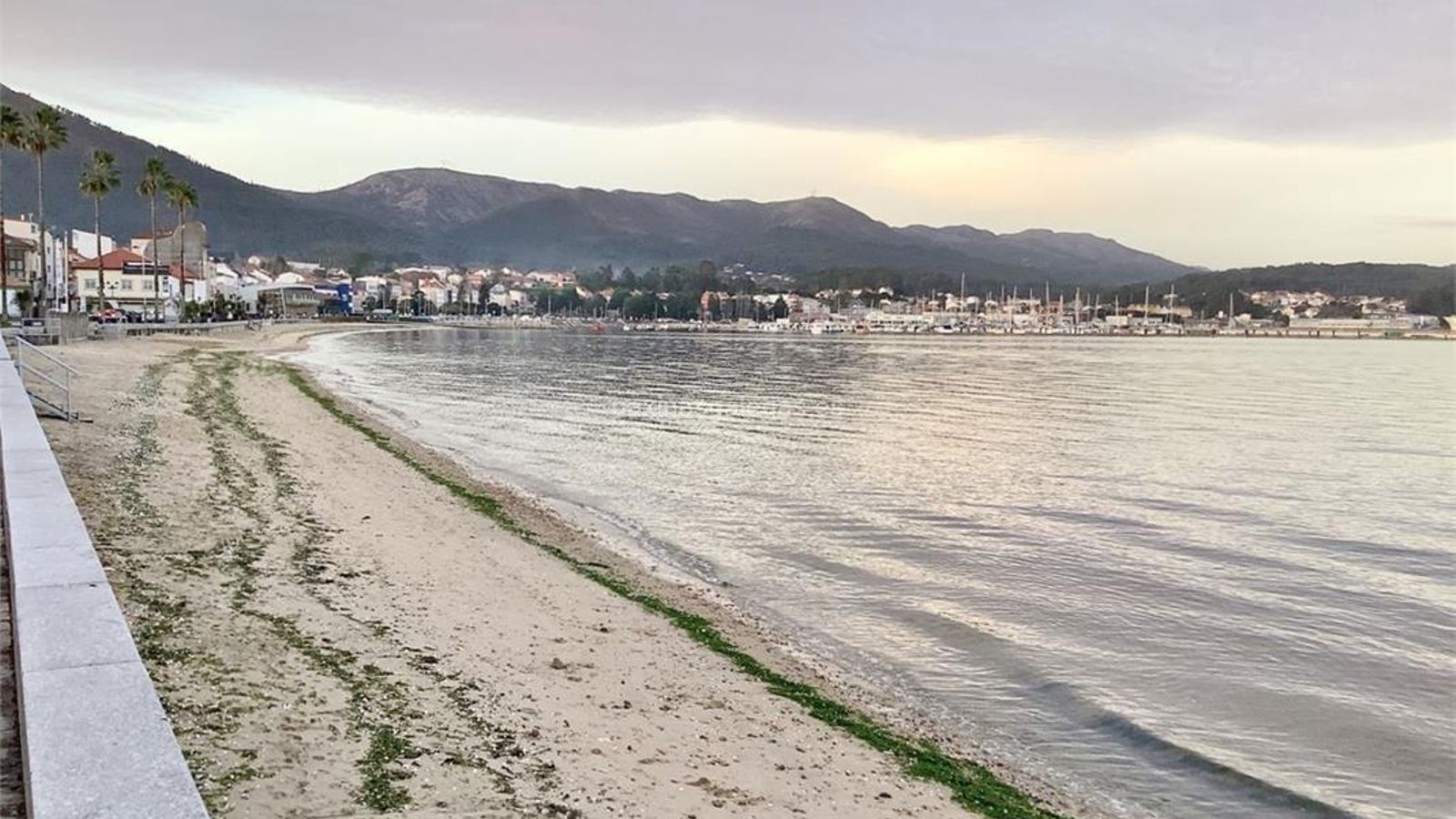 Playa de O Arenal. // Páxinas Galegas