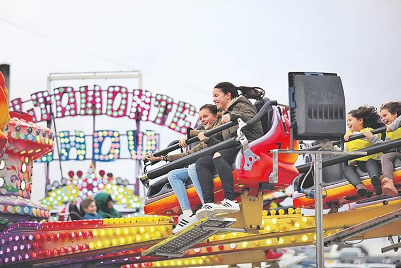 Dos niñas en una atracción en Pazolandia.