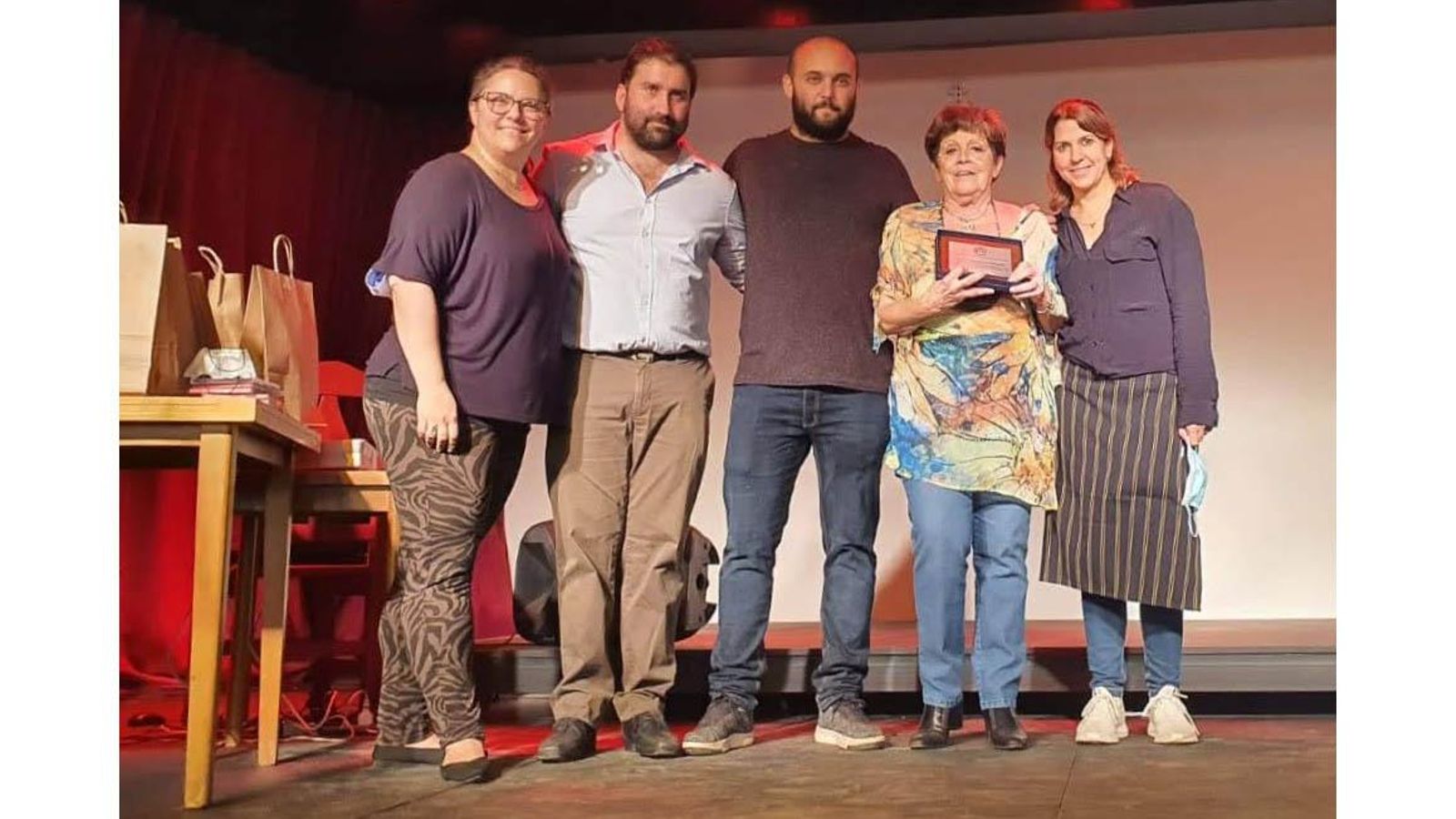 El presidente, José Manuel Rodríguez, el secretario, Luis Llaneza y la secretaria de Actas, Trinidad Llaneza entregaron una plaqueta a María de los Angeles Ruisánchez
