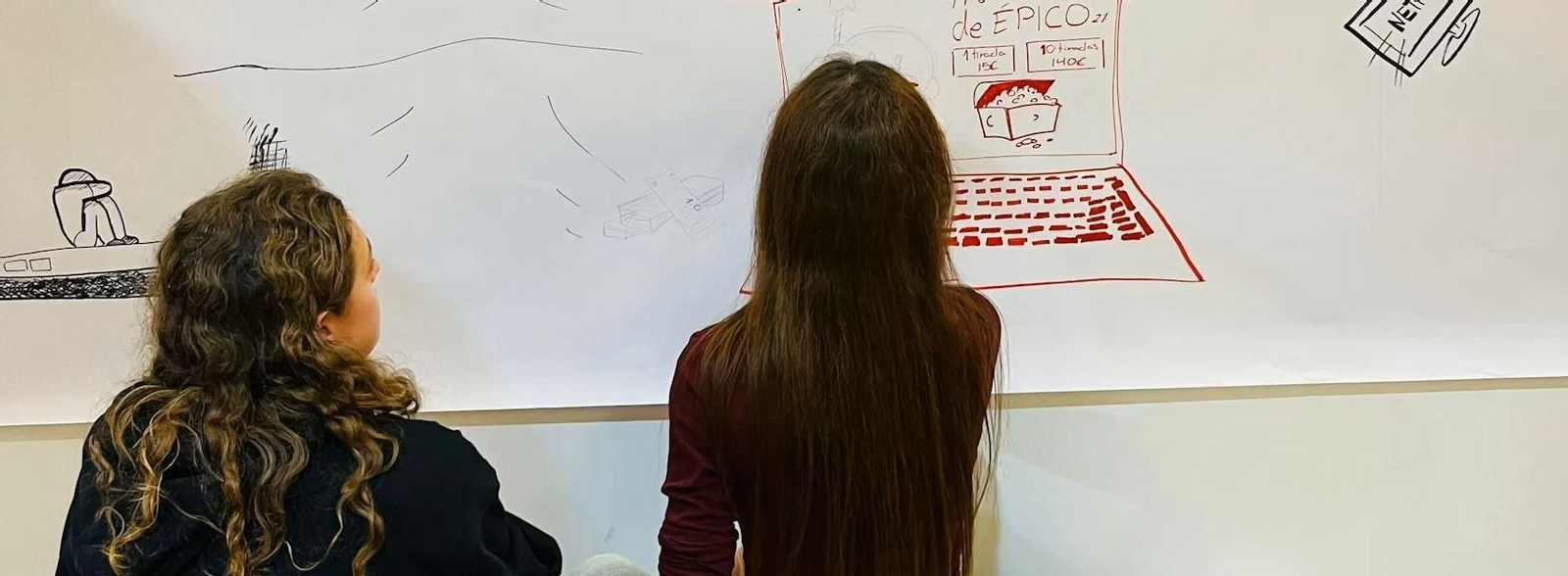 Dos estudiantes de arte en el Parque de las Ciencias de Granada sobre bienestar digital.