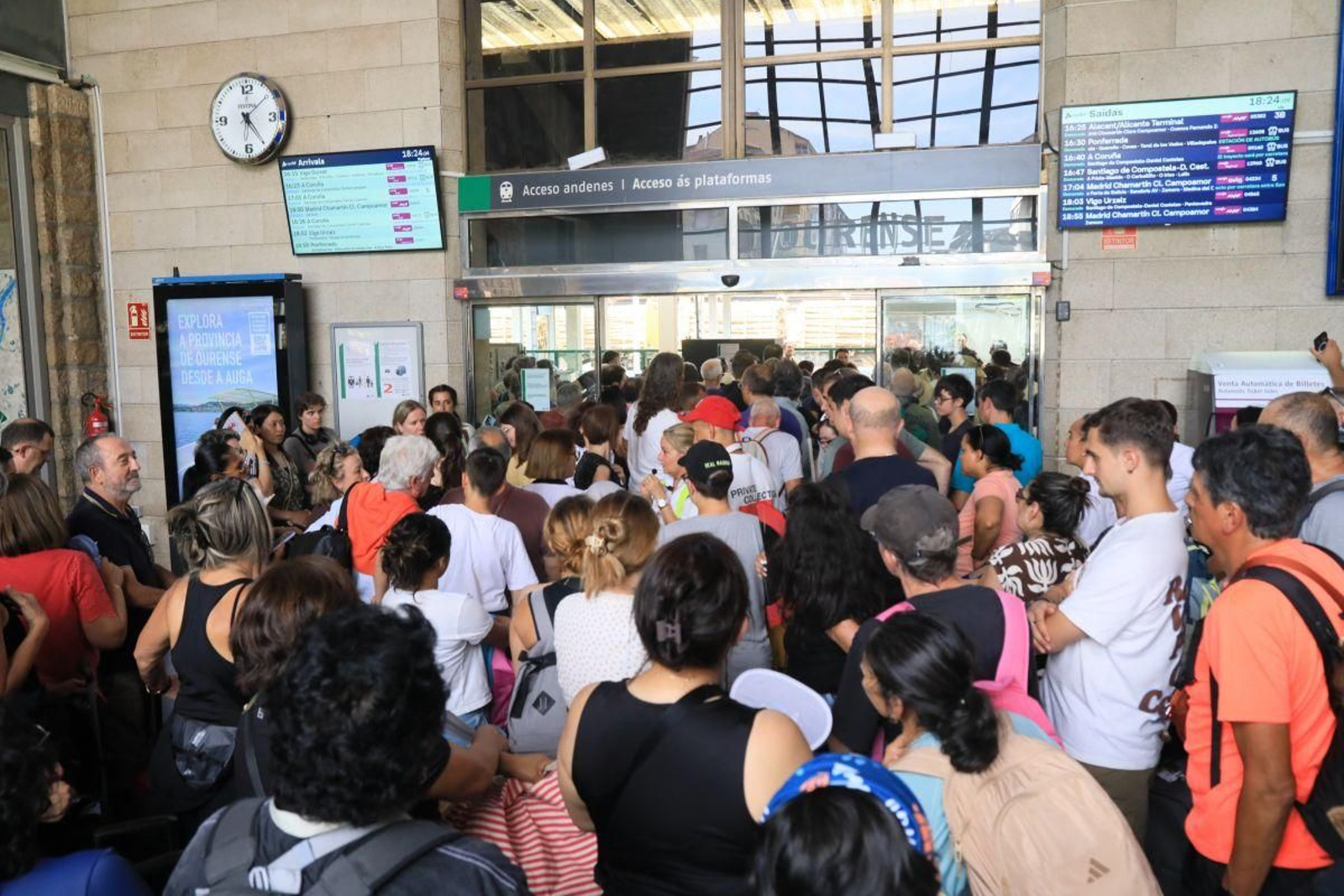 Aglomeración de pasajeros, ayer a media tarde, en la estación Empalme de Ourense.