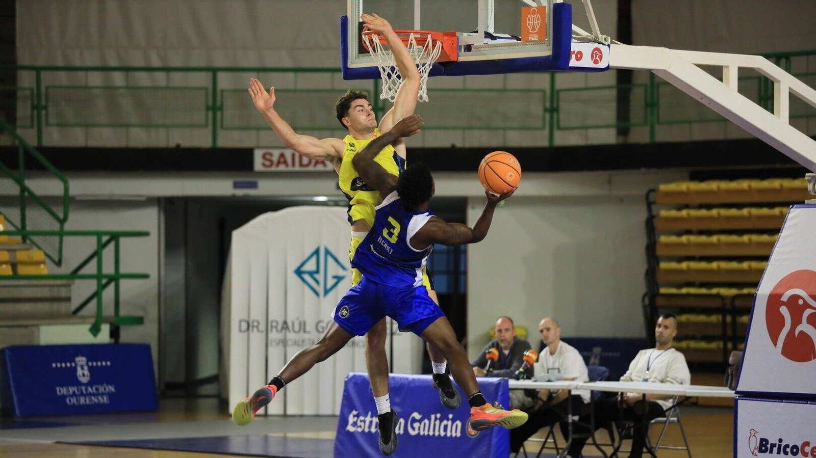 El jugador del COB Santi Paz trata de taponar Henry.