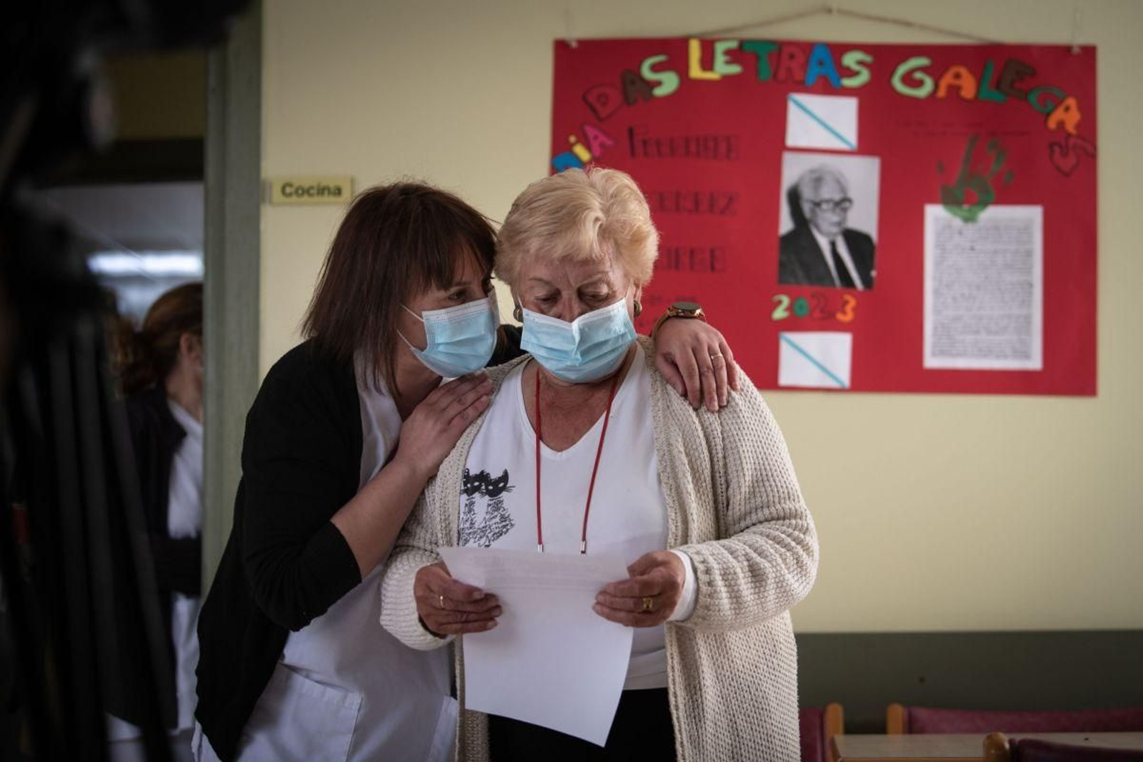 Vanesa Villar, a carón de Marina Nóvoa, lendo un texto sobre a celebración do 17 de maio.