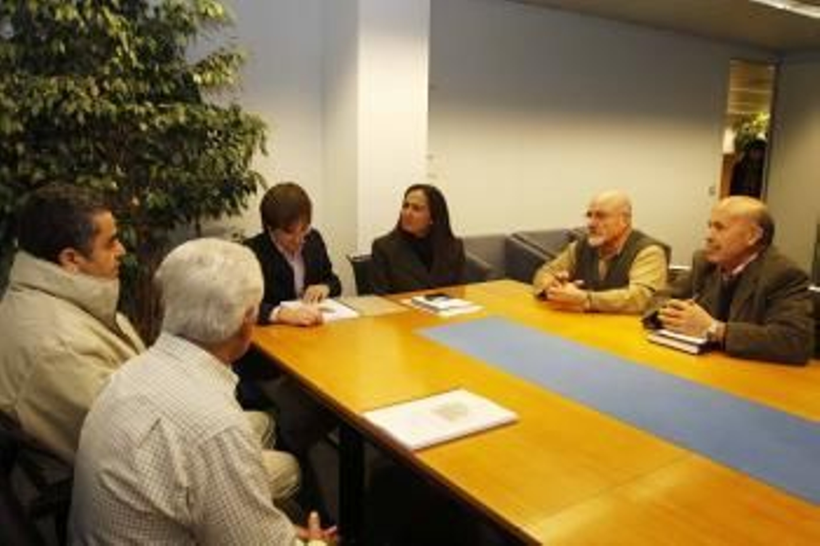 Un momento de la reunión de vecinos de Coruxo con Menéndez y Bravo Bosch, de la Xunta.