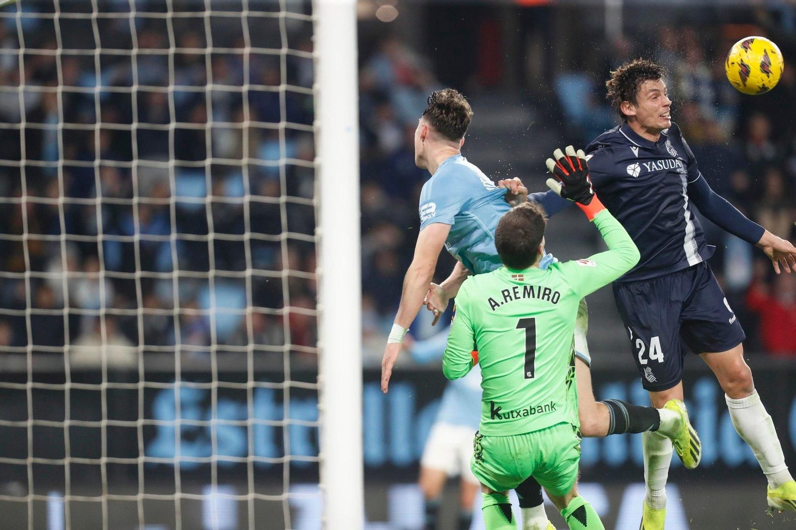 Parada de Remiro en el partido entre el Celta y la Real Sociedad en Balaídos.