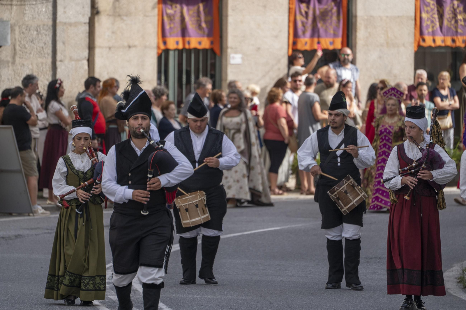 Galería | Reyes, clero, doncellas y caballeros desfilan por las calles de Ribadavia en la Festa da Istoria
