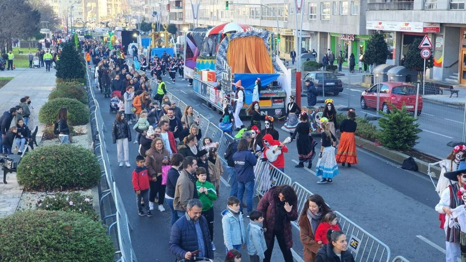 Los Reyes estacionaron sus carrozas en la avenida de Castelao durante la mañana que recibió miles de visitantes.