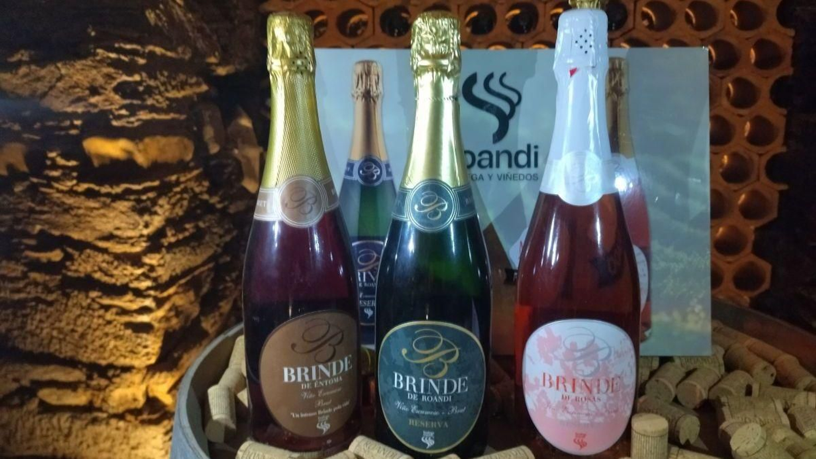 Las tres variedades del espumoso que elabora Roandi en Éntoma (O Barco).