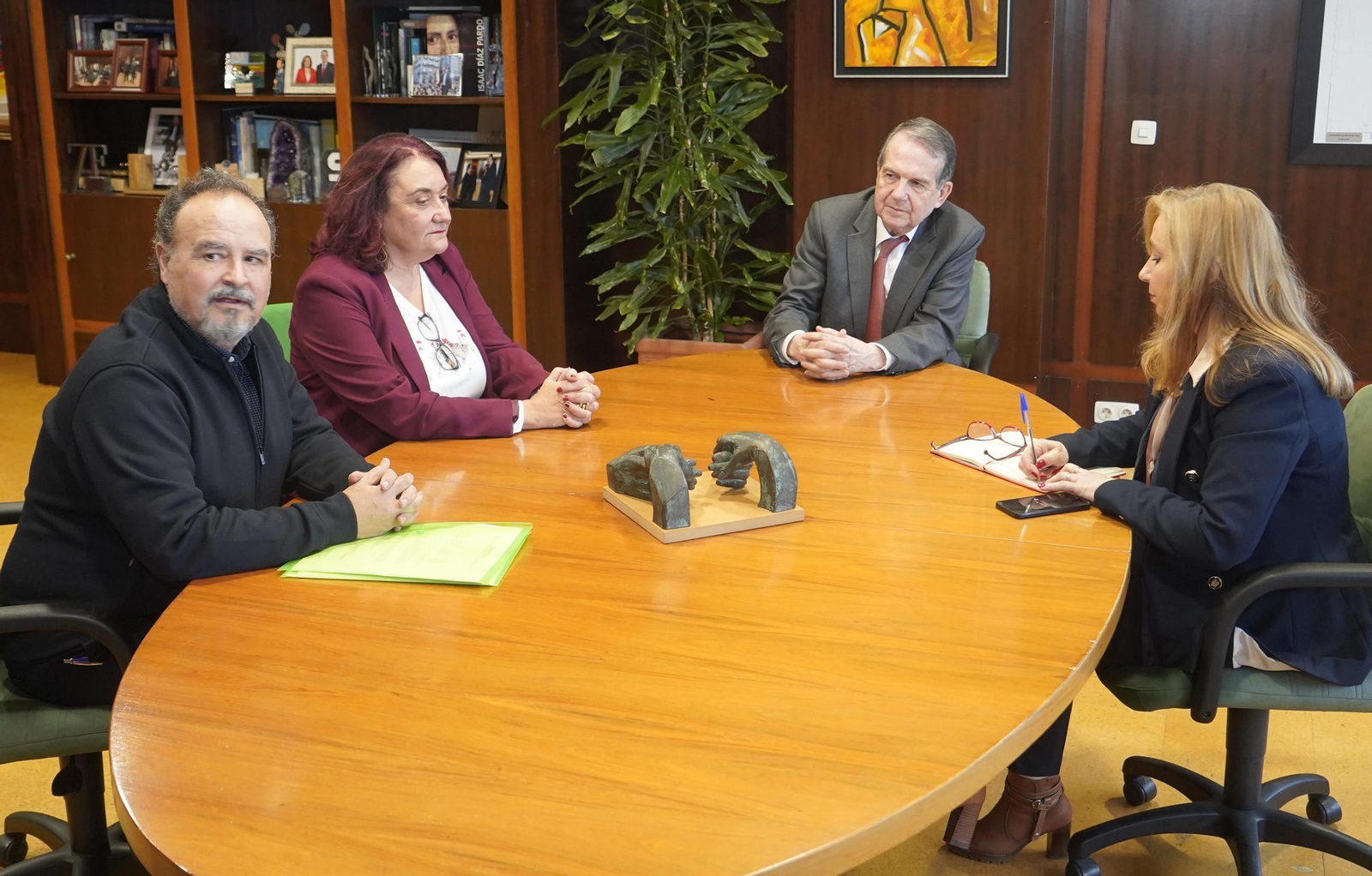 Víctor del Campo y Victoria Nartallo, ayer con el alcalde de Vigo, Abel Caballero.