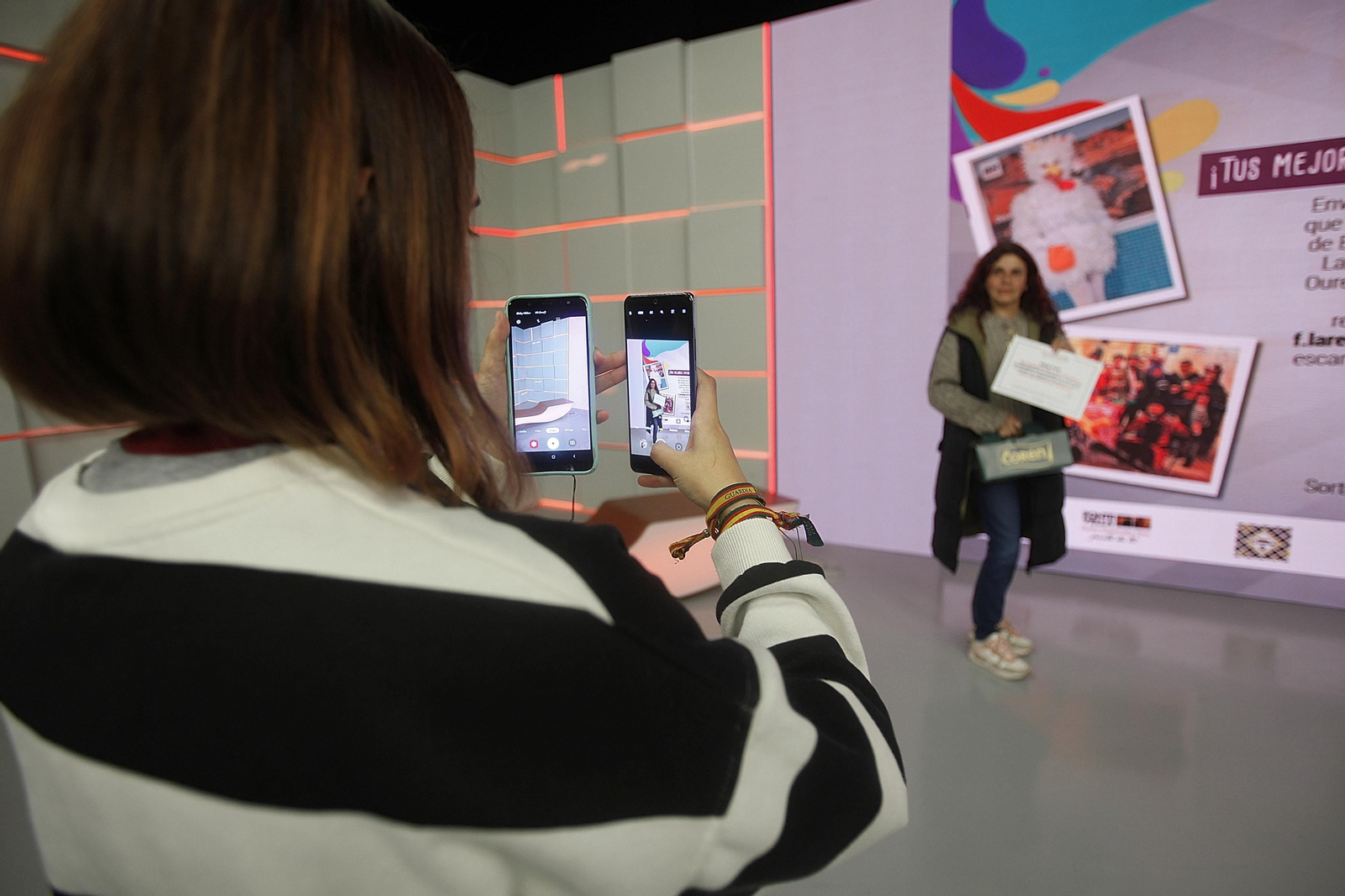 Foto de los ganadores del concurso de Entroido de La Región, en el plató de Telemiño.