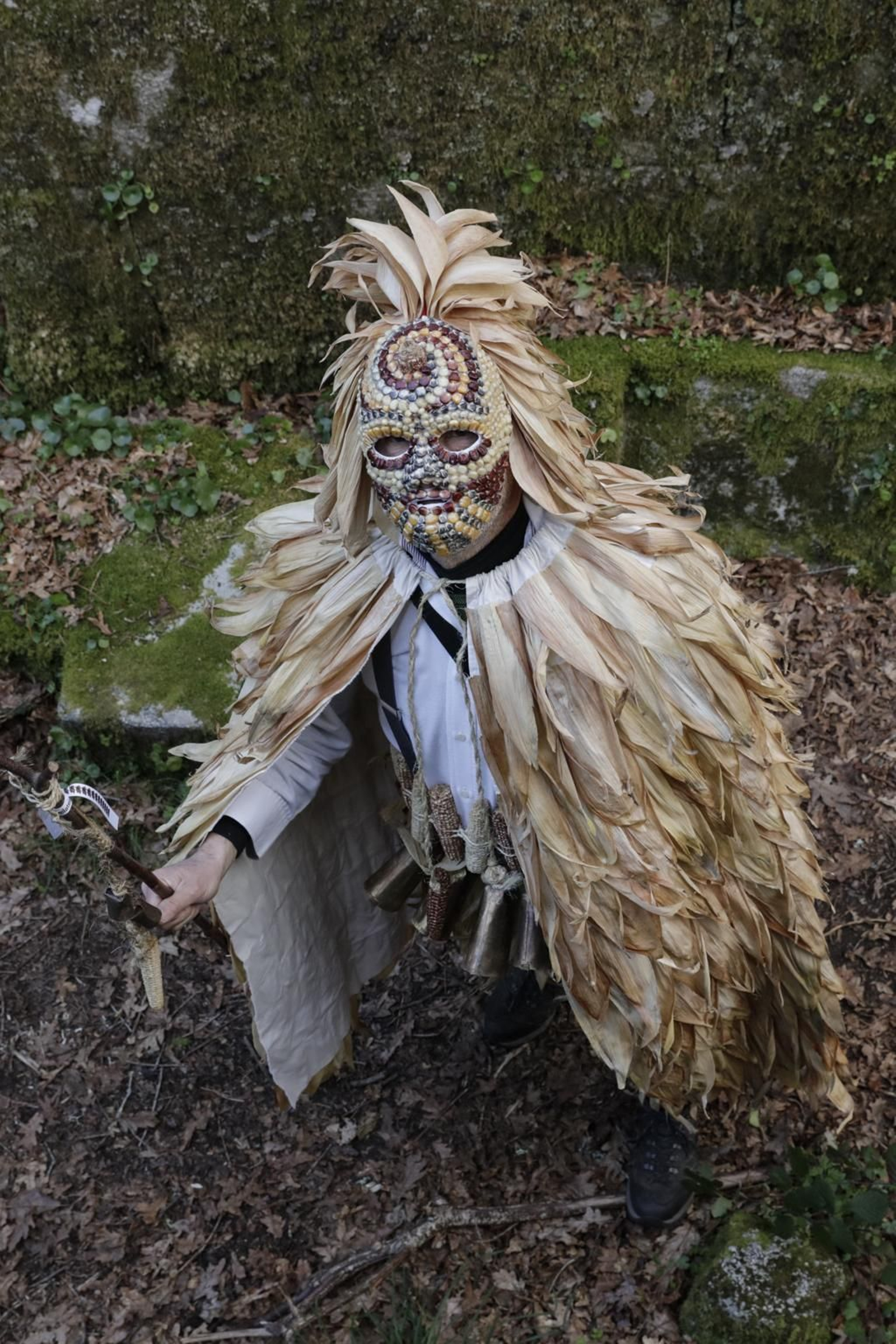 Galería | El follateiro, un traje que encuentra su materia prima en la naturaleza