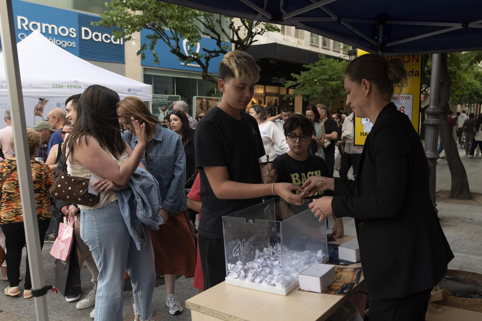 Galería | Ourense sale de compras nocturnas en la Shopping Night