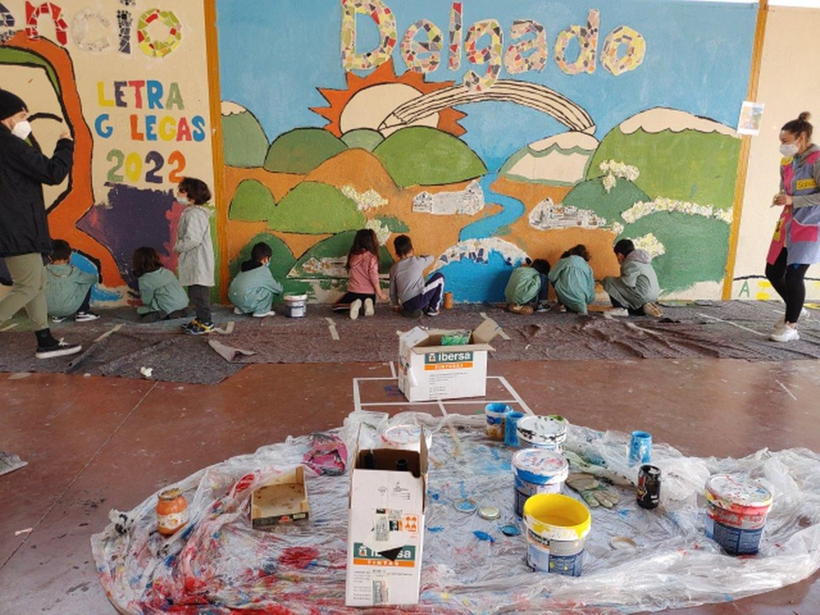 O alumnado de Infantil encargouse de darlle cor ó tríptico.