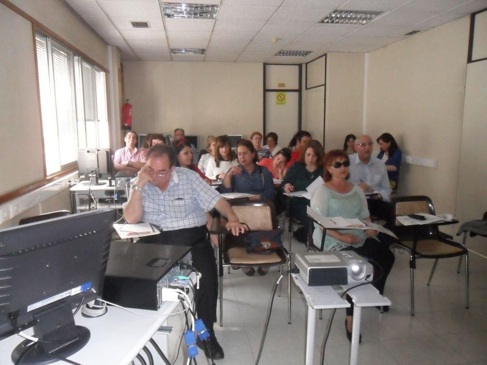 El reumatólogo Juan Cruz impartió varios talleres en la Asociación de Artrite Reumatoide de Pontevedra.