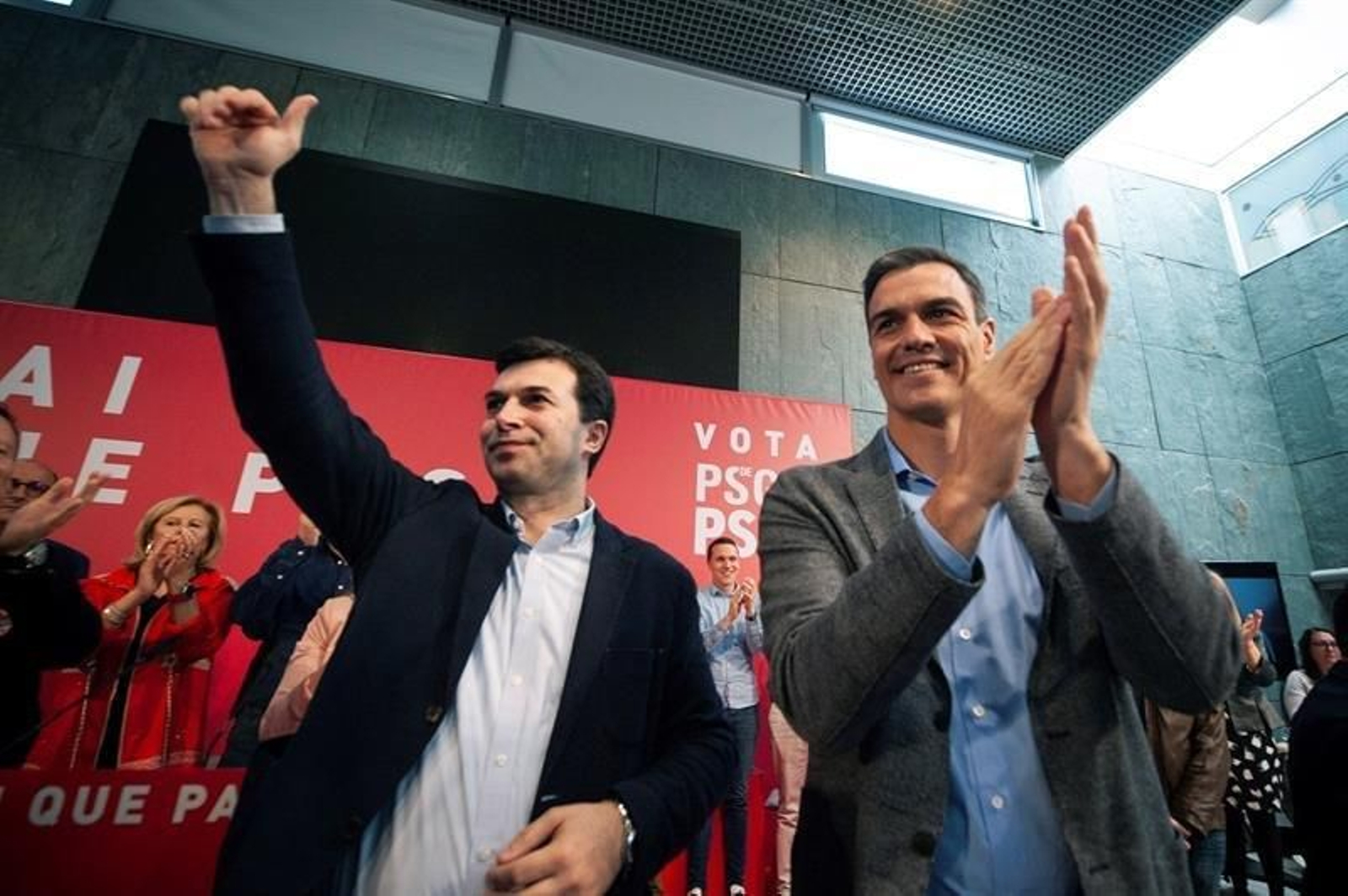 El presidente del Gobierno y candidato por el PSOE a la reelección, Pedro Sánchez (d), y el secretario general del partido en Galicia, Gonzalo Caballero