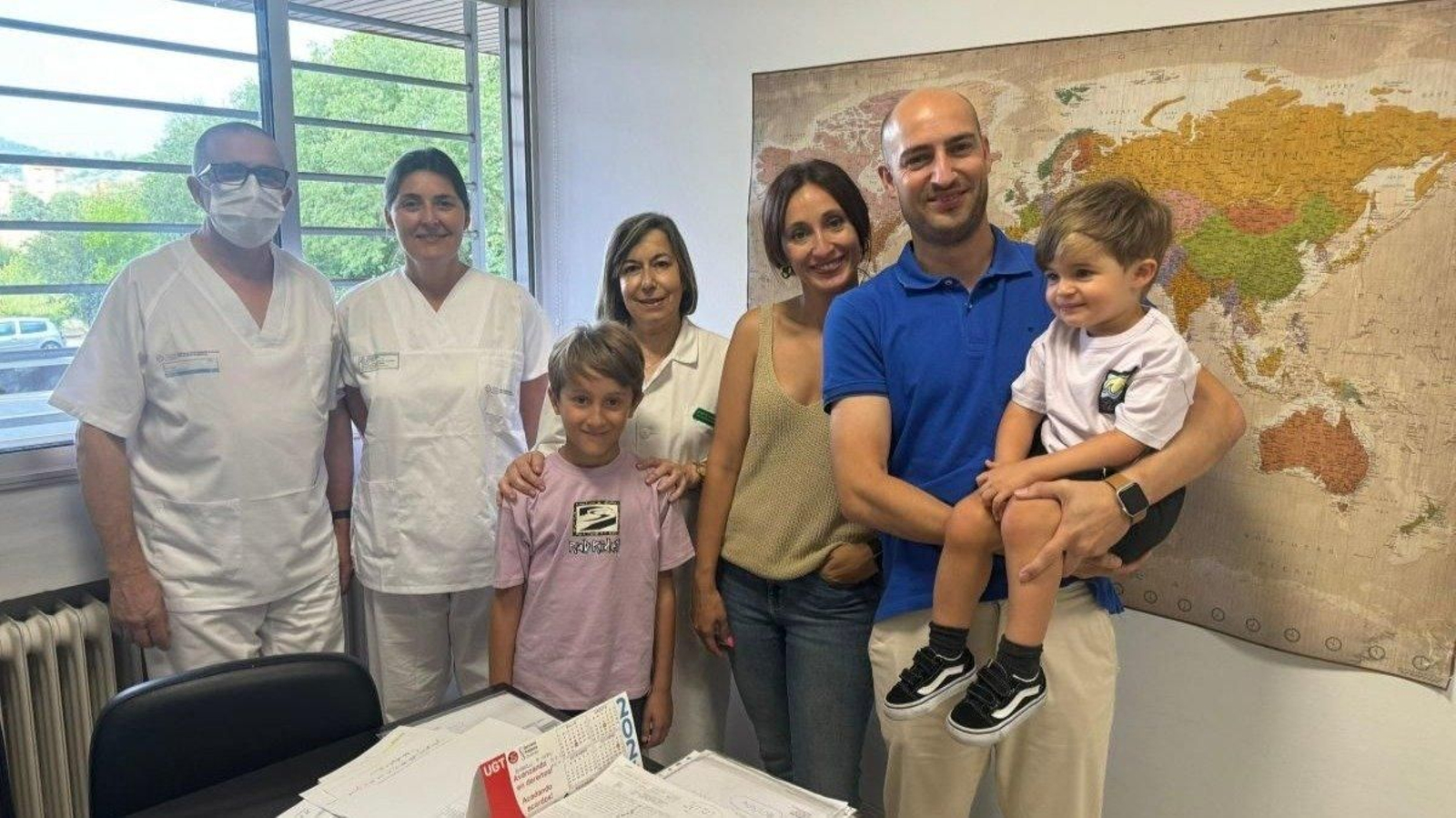 La familia de Laura Ruiz junto al equipo de Medicina Preventiva que los vacunó.