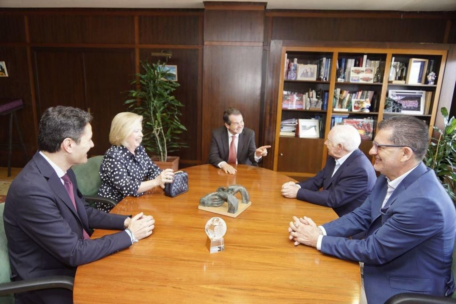La reunión mantenida ayer por el alcalde y el concejal Rivas con miembros de la cofradía.
