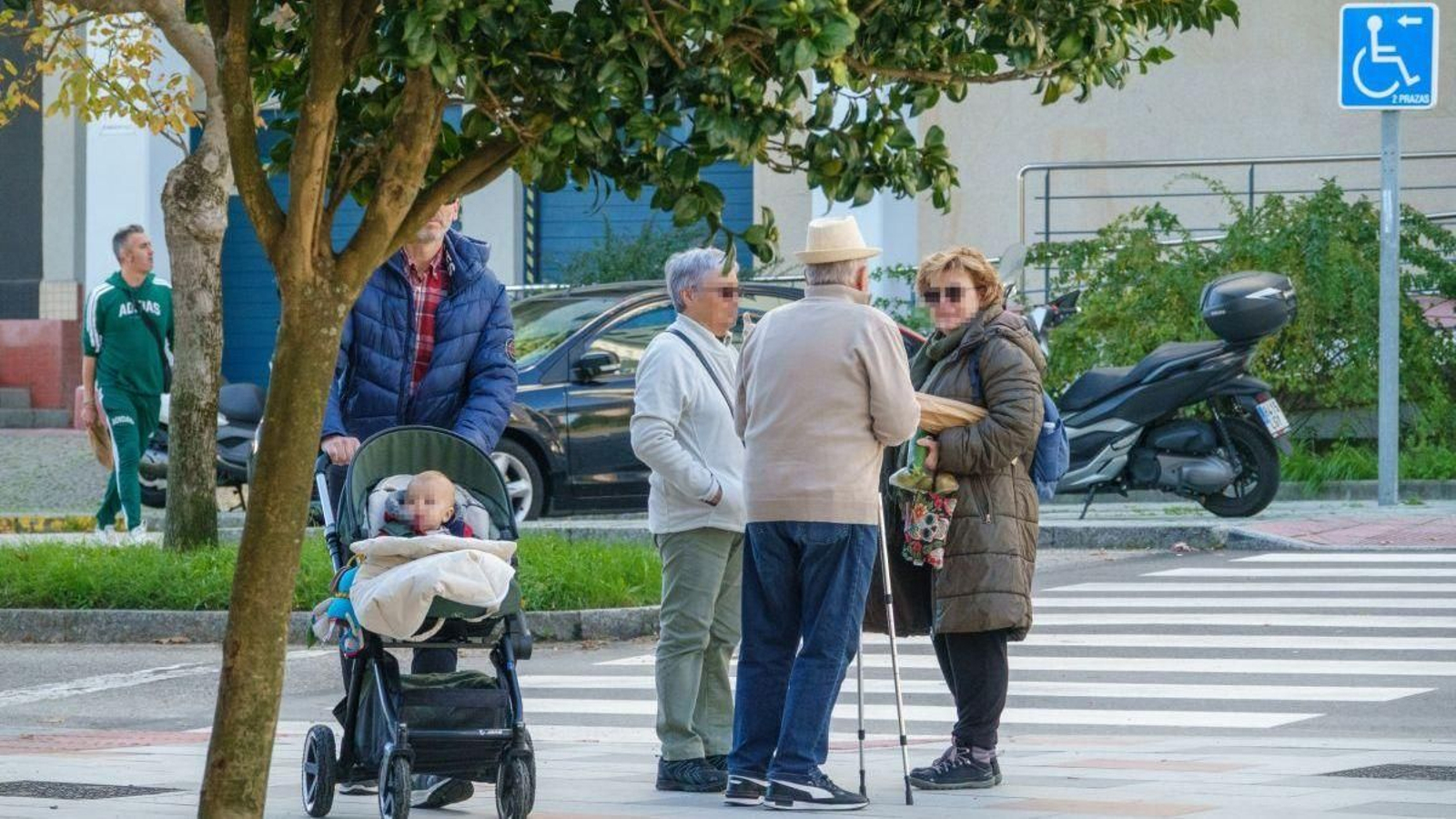 Un padre pasea a su pequeño esta pasada semana por una calle en Navia.