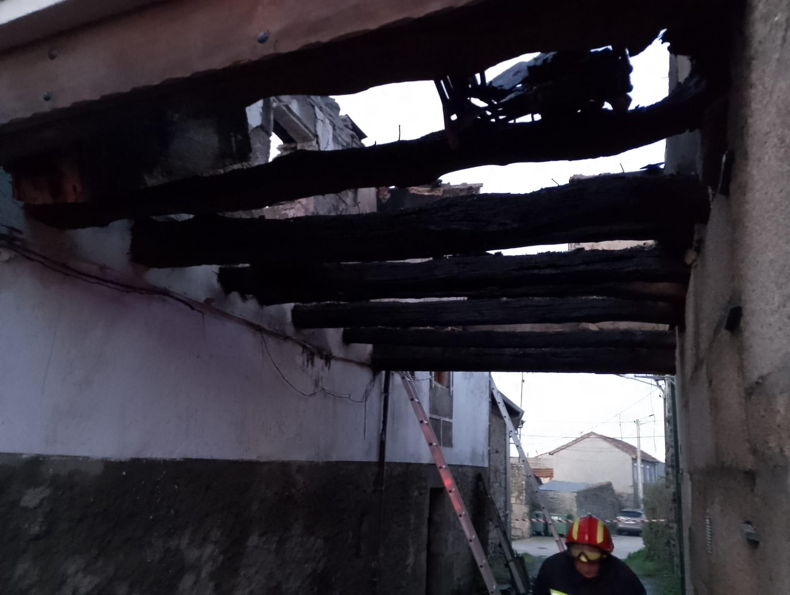 Imagen de los estragos provocados por el fuego, que arrasó por completo la casa durante la madrugada.