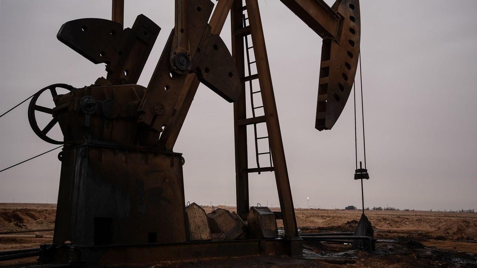 Estracción de petróleo en tierra en una imagen de archivo.