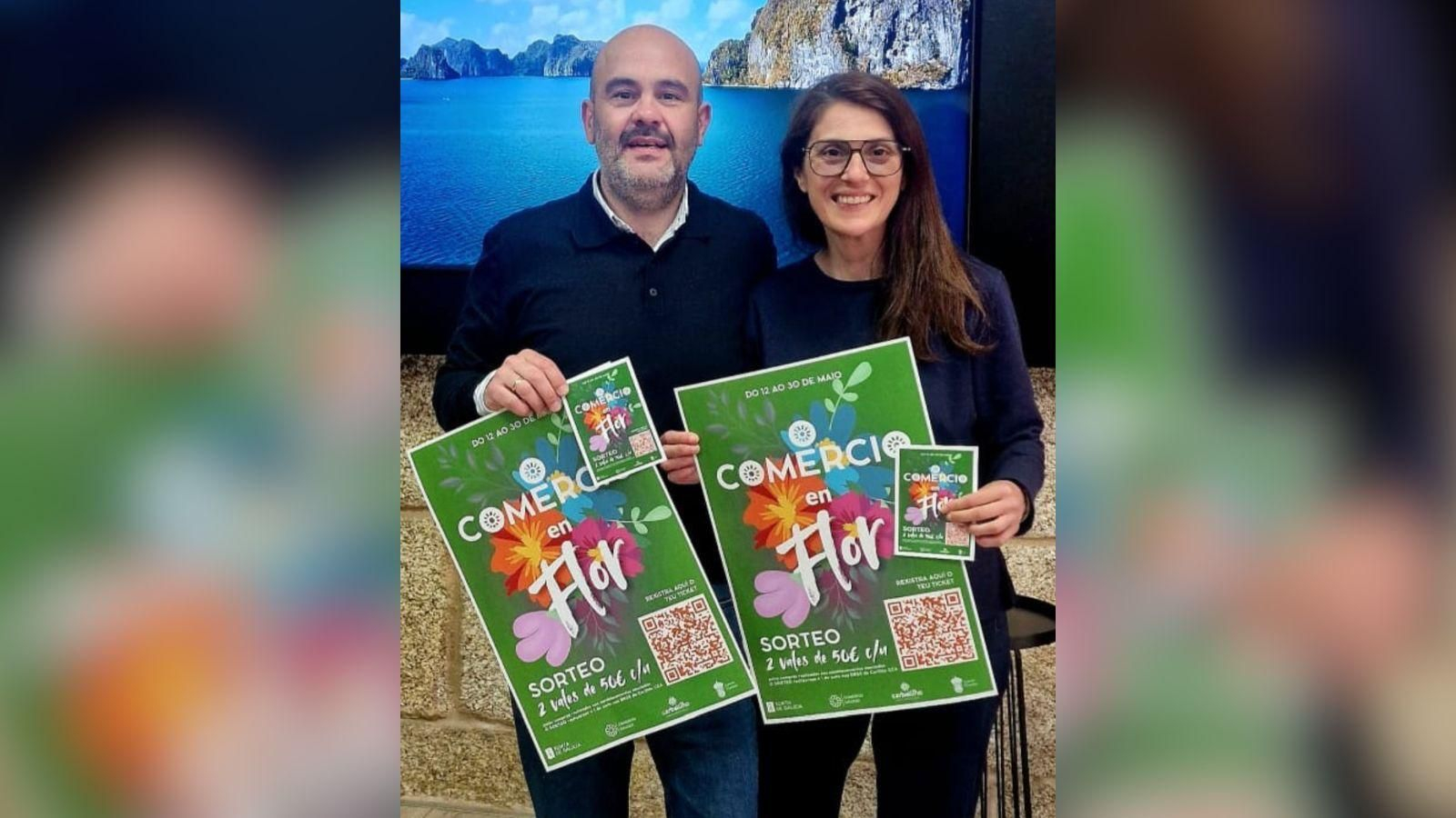 Julián Garriga y Noelia Mares con el cartel de la campaña.