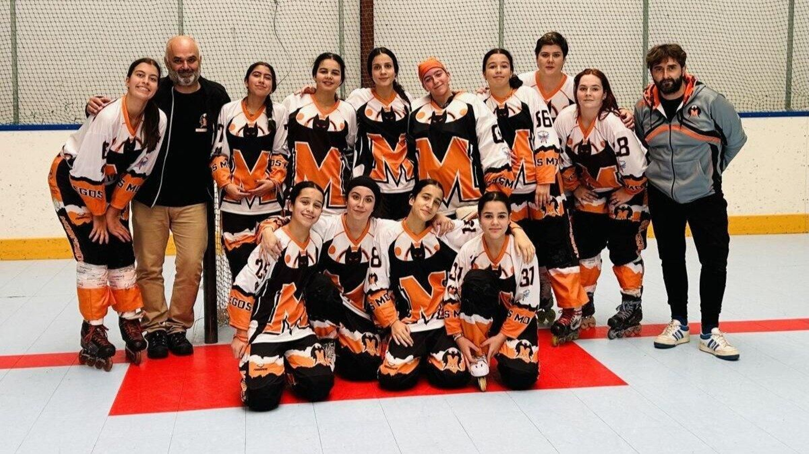 La plantilla y el cuerpo técnico del equipo femenino del Morcegos HL. | Foto: Morcegos HL