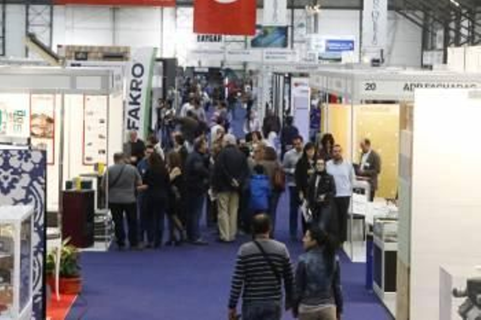 Numerosas personas se acercaron hasta el Salón de la Construcción en el recinto ferial. FOTOS: J.V. LANDÍN