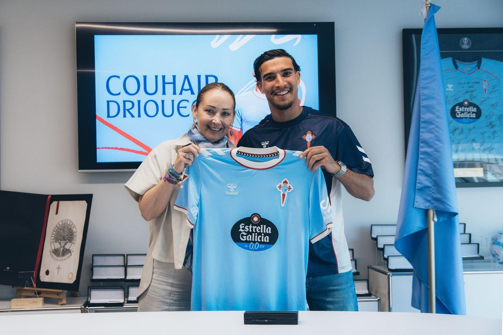 Couhaib Driouech posa con la presidenta del Celta, Marián Mouriño, tras firmar el contrato.