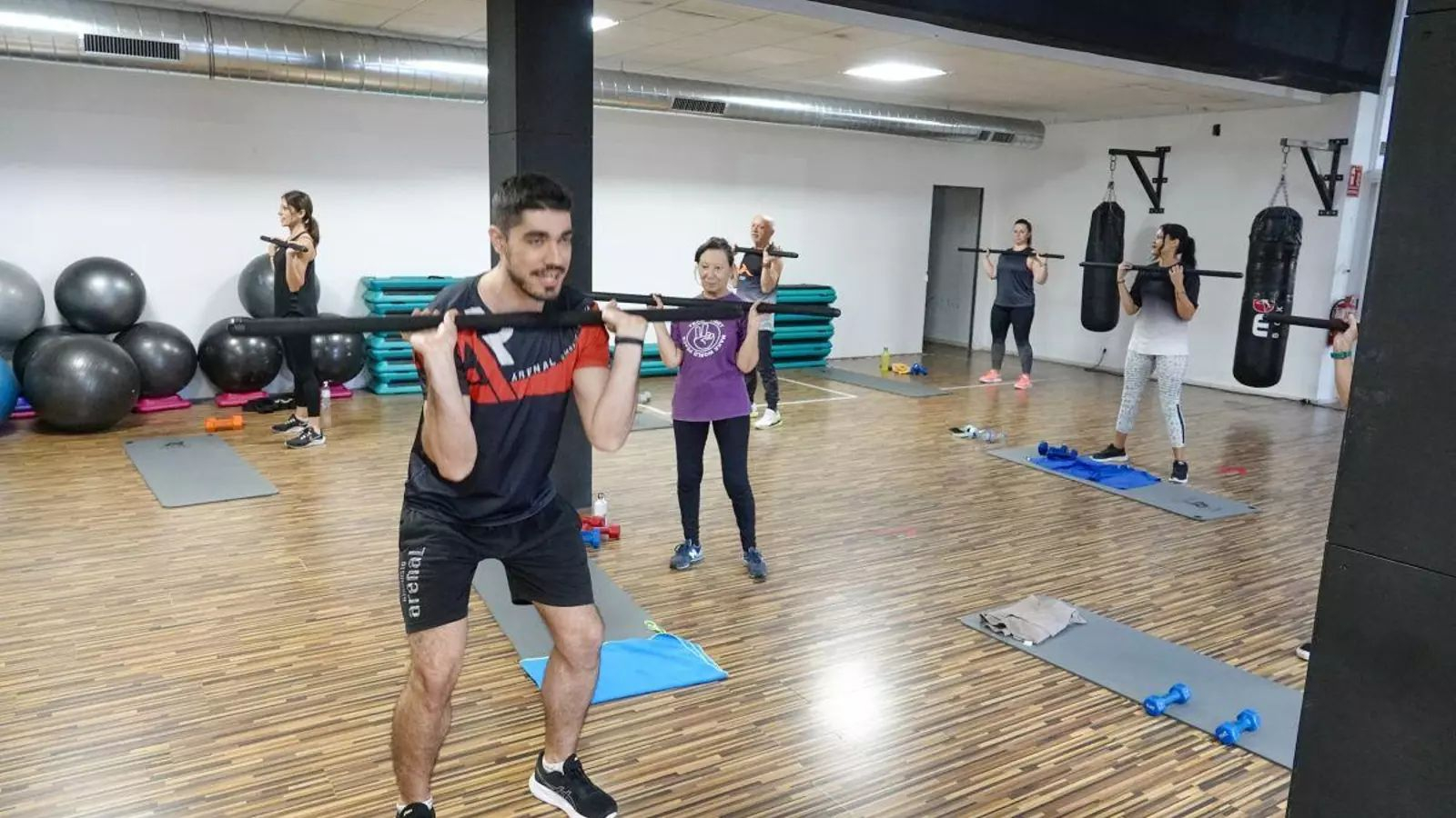Imagen de archivo de un grupo entrenado en un gimnasio vigués.