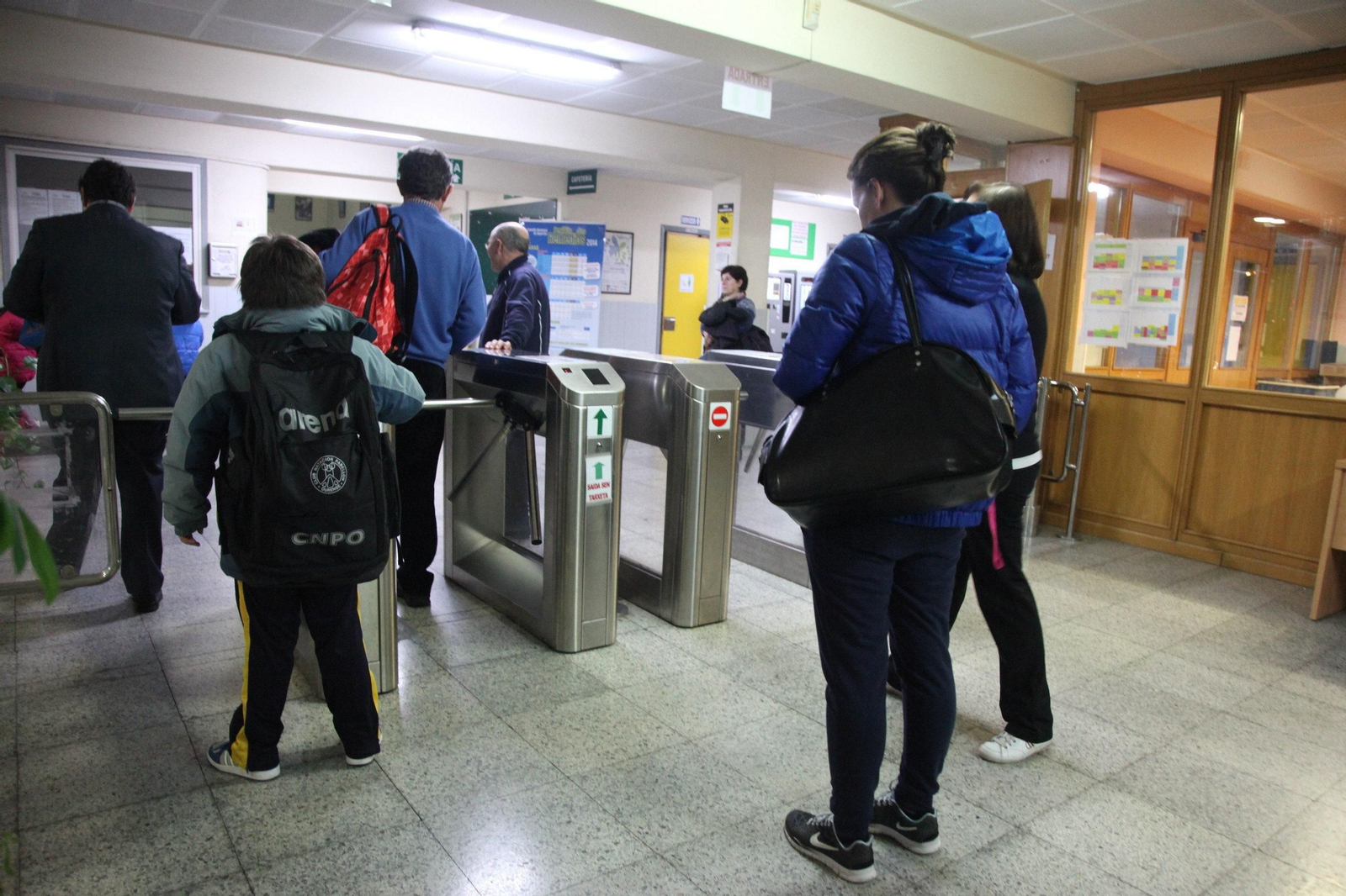 Usuarios entrando en el Pabellón de Os Remedios, ayer (JOSÉ PAZ)