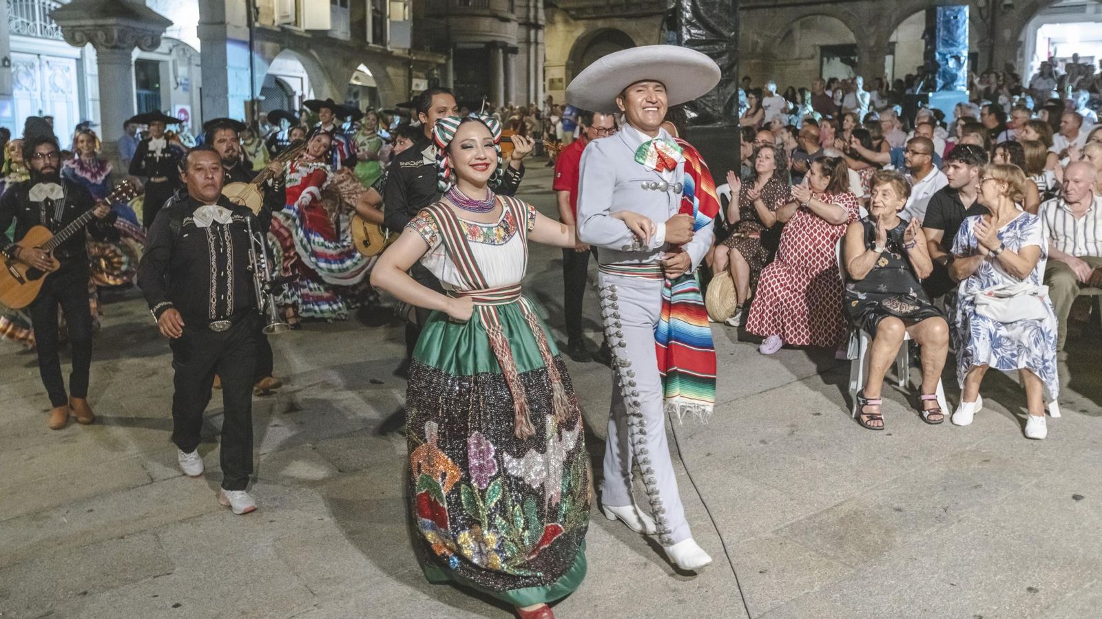 Los miembros de México desfilan entre el público.