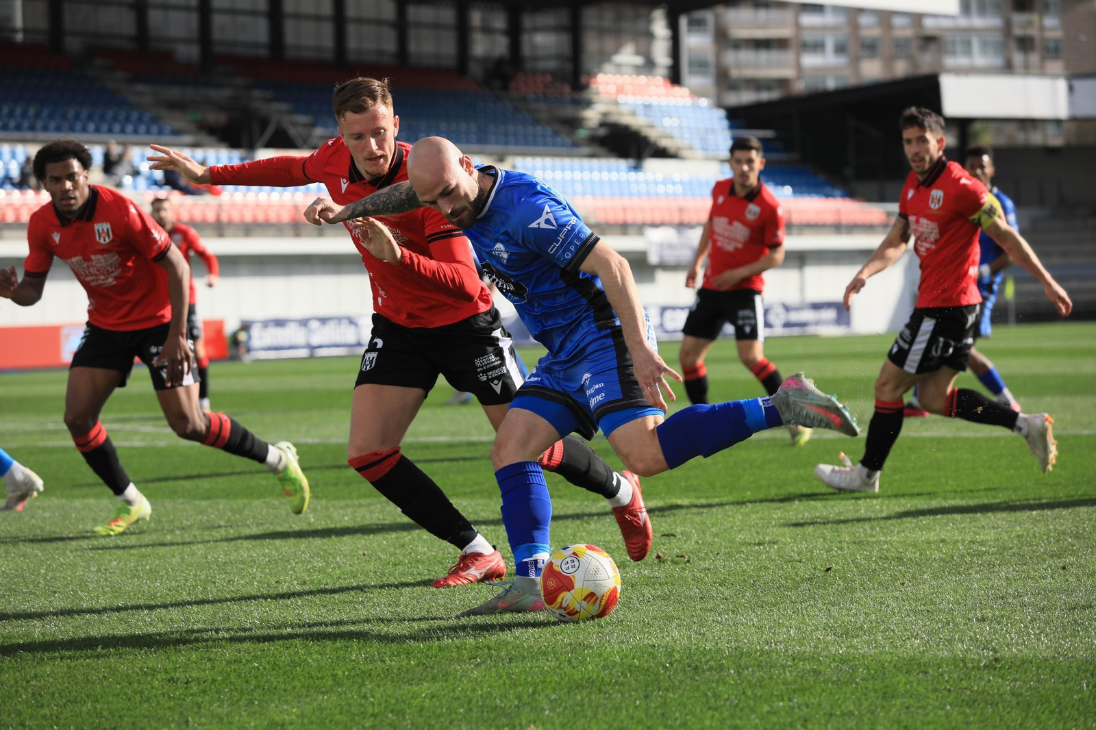 Galería | Goles y disfraces en el regreso del Ourense CF a O Couto